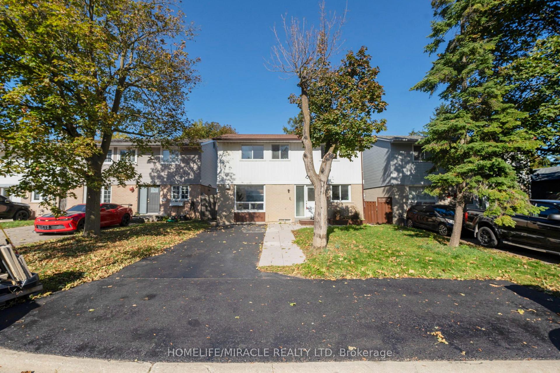 Photo 4 of 10 Habitat Square, Brampton, Central Park — HOMEH