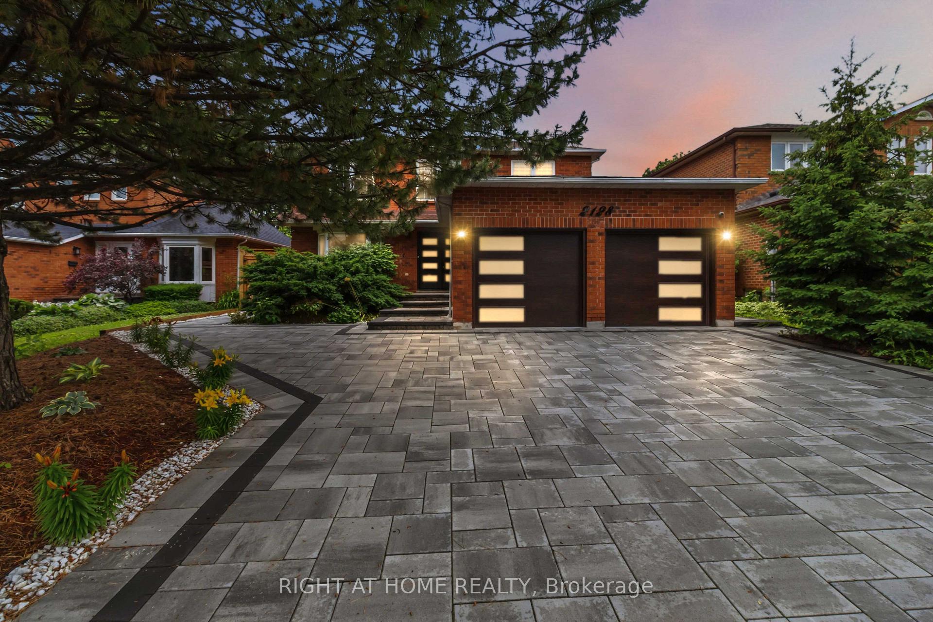 Photo 2 of 2128 Eighth Line, Oakville, Wedgewood Creek — HOMEH