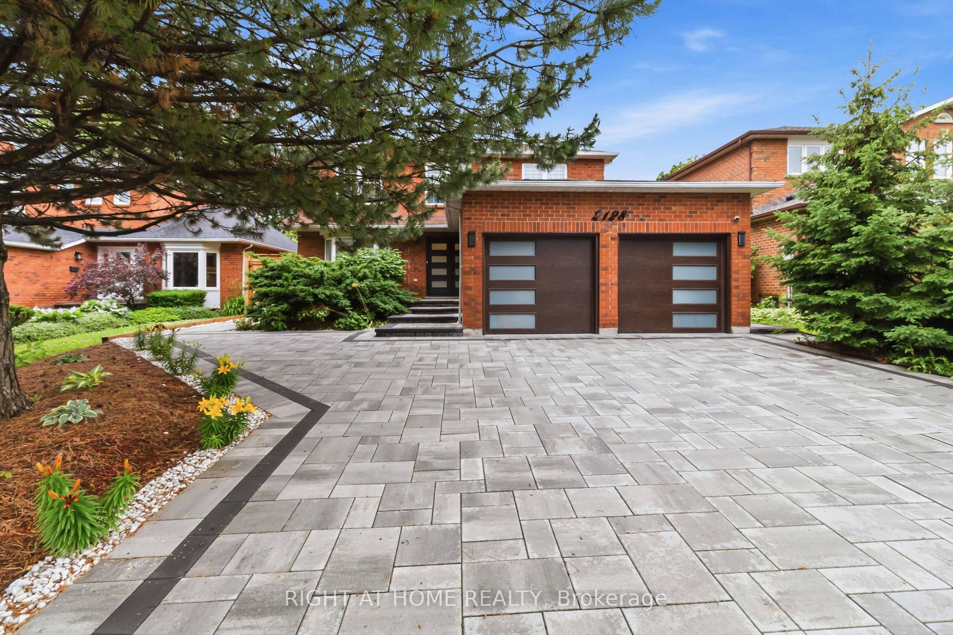 Photo 3 of 2128 Eighth Line, Oakville, Wedgewood Creek — HOMEH