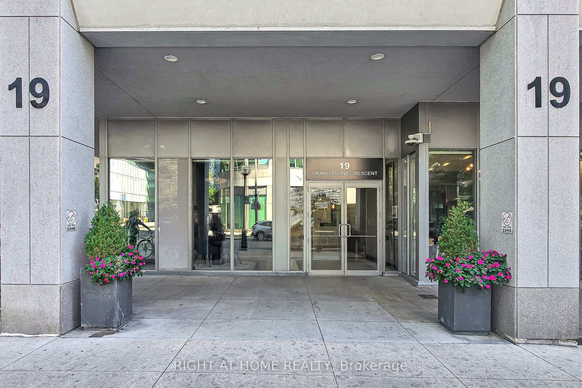 Photo 3 of Unit 712, 19 Grand Trunk Crescent, Toronto, Waterfront Communities — HOMEH