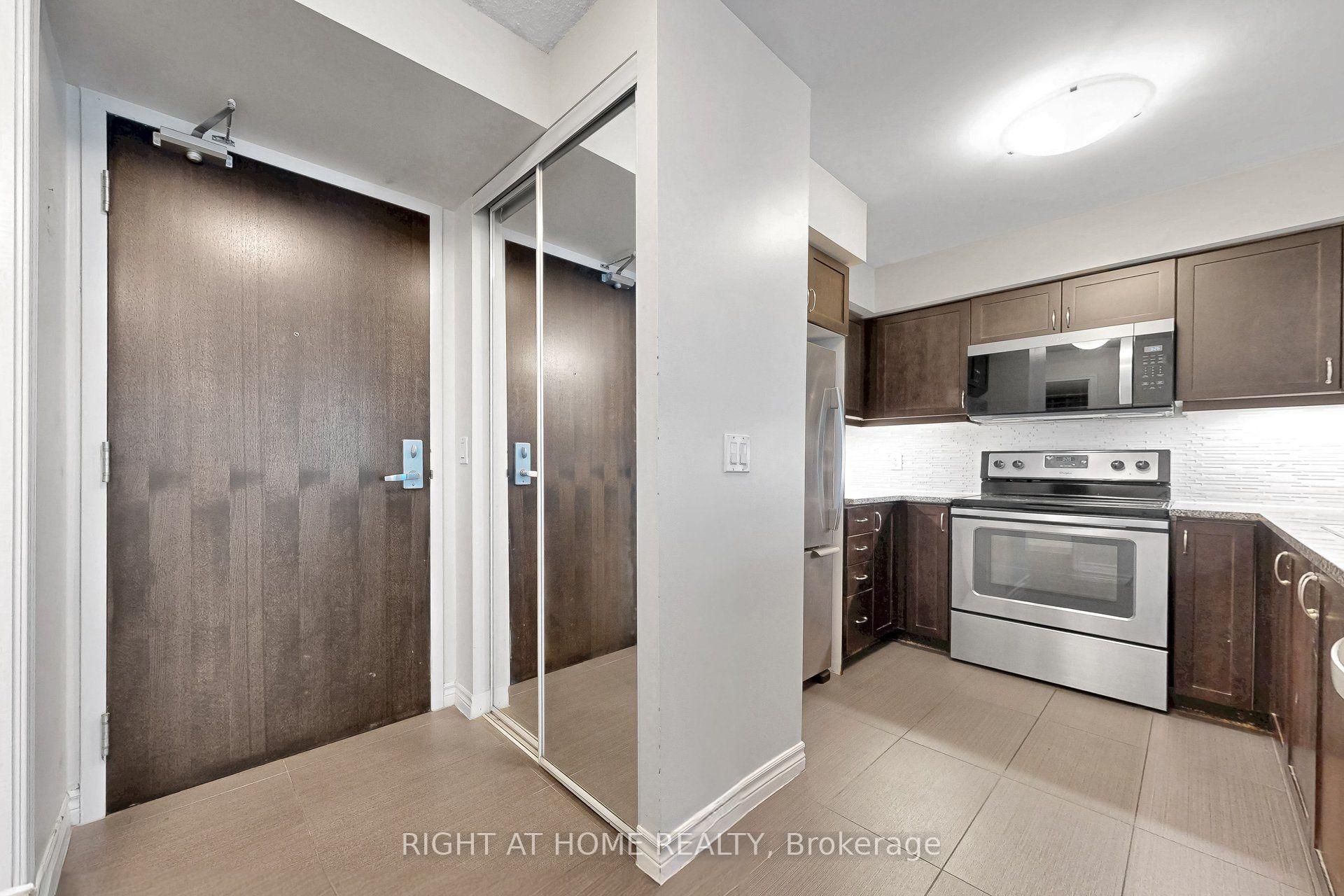 Photo 8 of Unit 712, 19 Grand Trunk Crescent, Toronto, Waterfront Communities — HOMEH