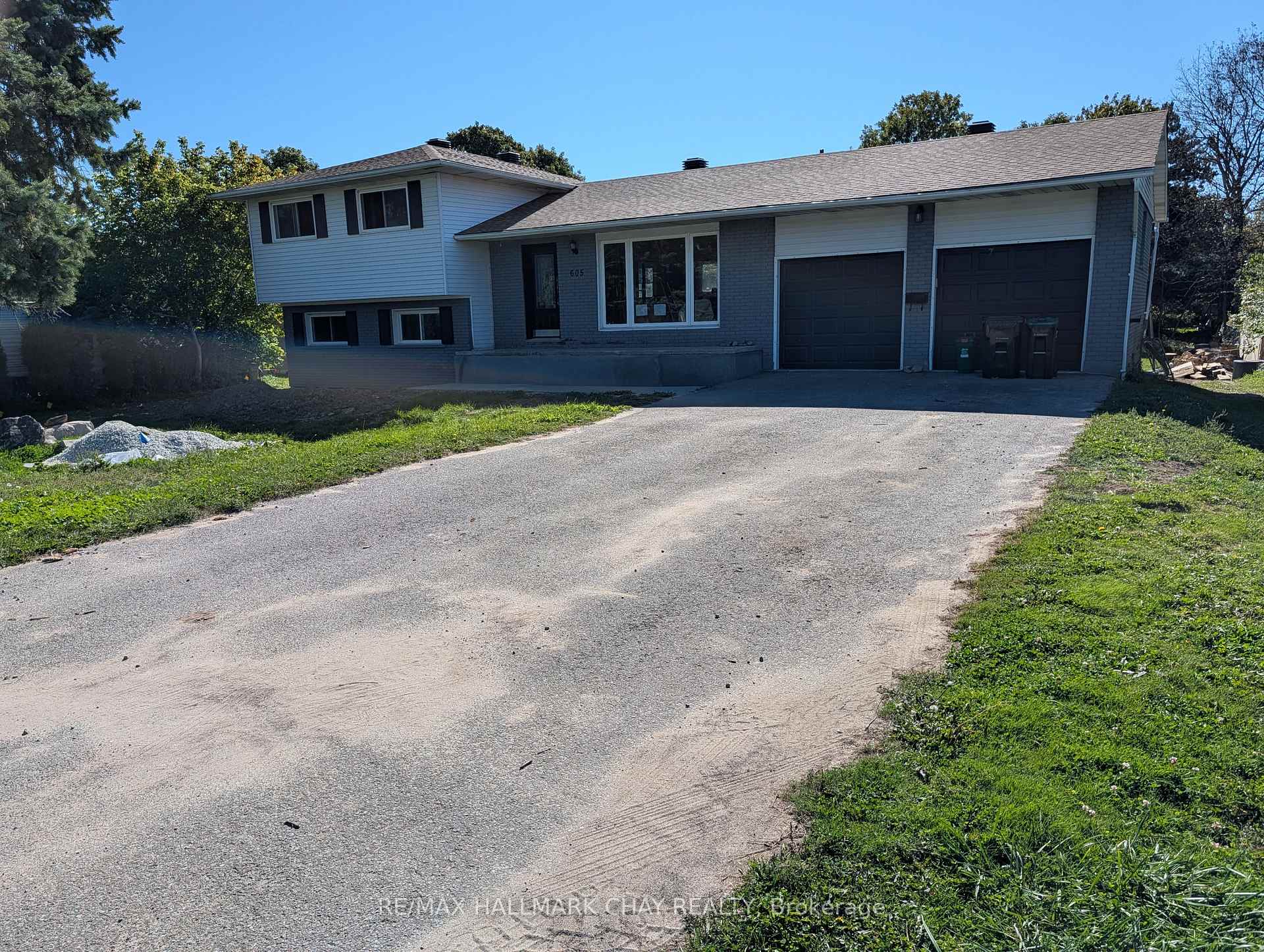 Photo 2 of 605 Big Bay Point Road, Barrie, Bayshore — HOMEH