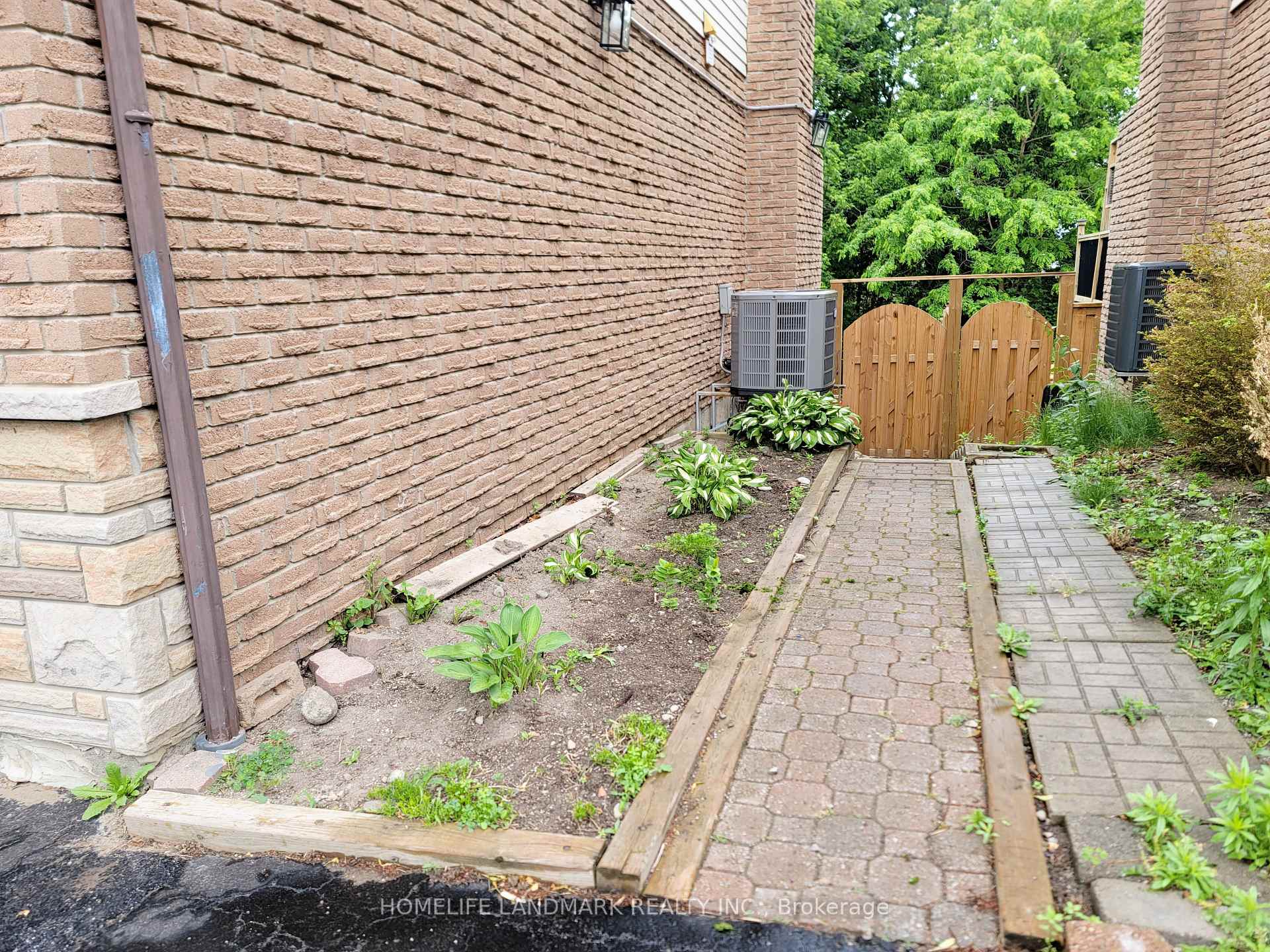 Photo 5 of Unit LOWER, 16 Mansfield Crescent, Whitby, Blue Grass Meadows — HOMEH