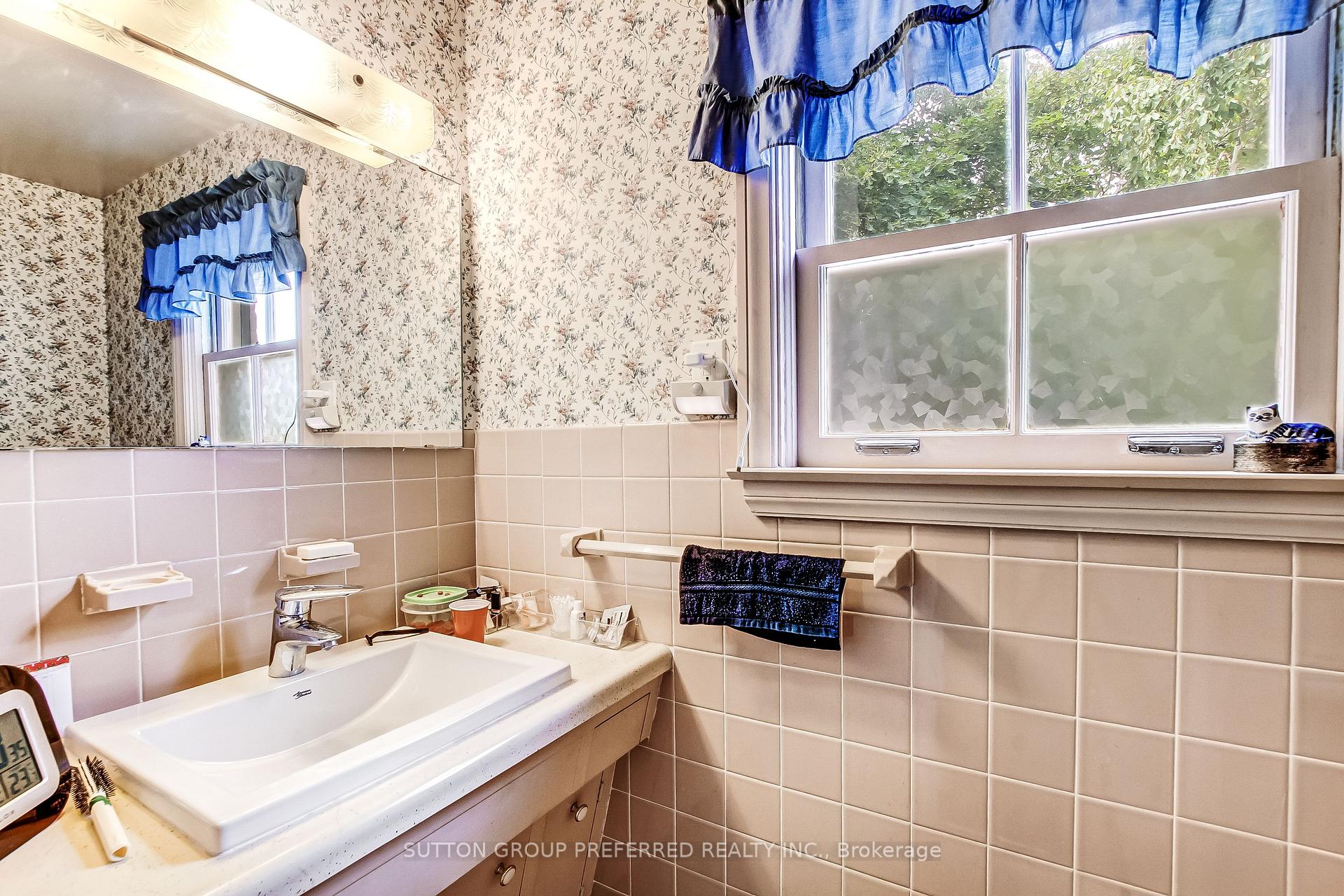 Photo 18 of 603 Commissioners Road E, London, South P — HOMEH