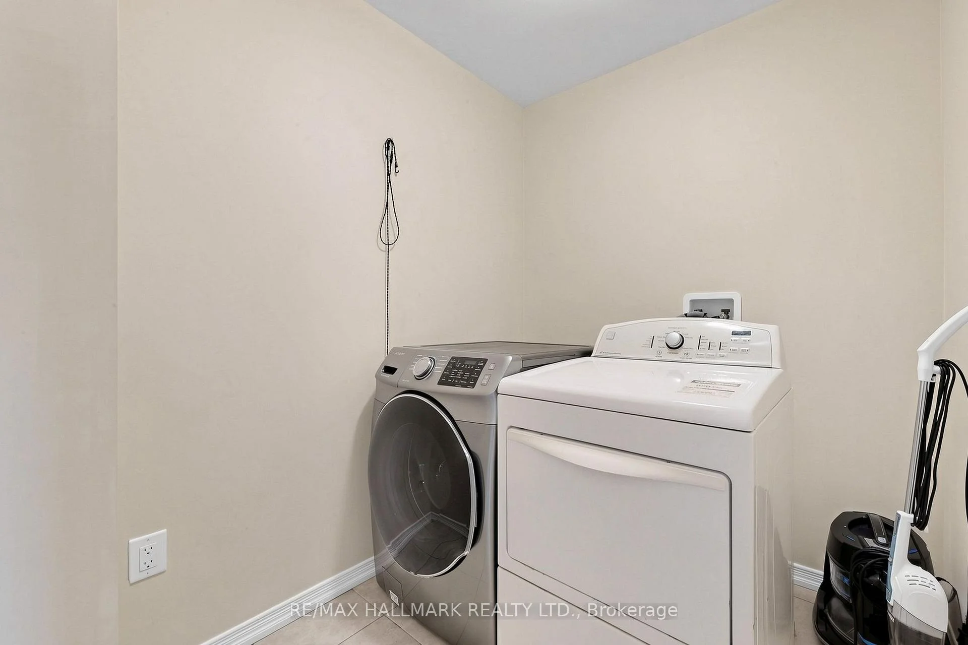 Photo 26 of 72 Munro Circle, Brantford, Empire South — HOMEH