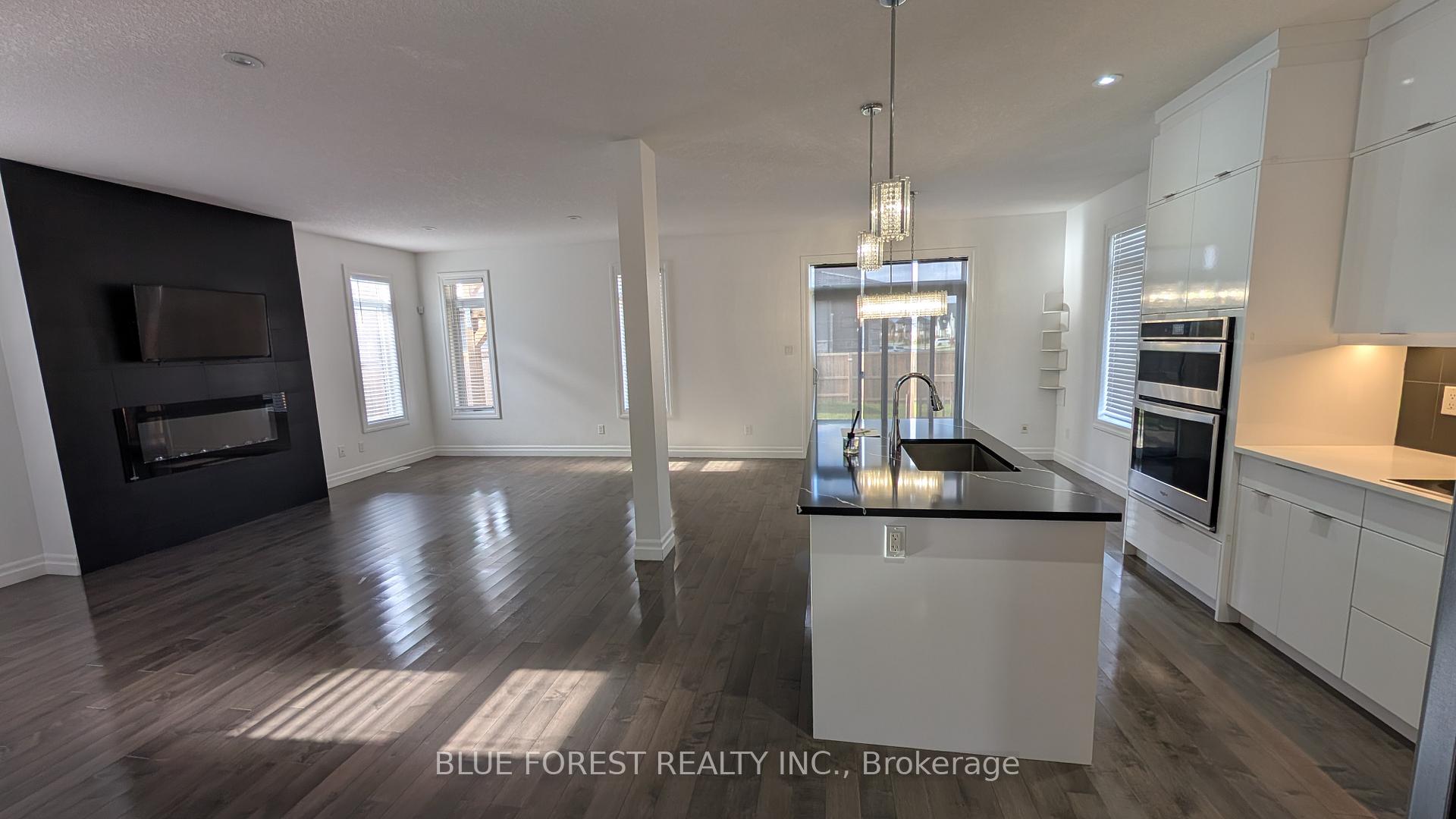 Photo 4 of 3319 Regiment Road, London, South V — HOMEH
