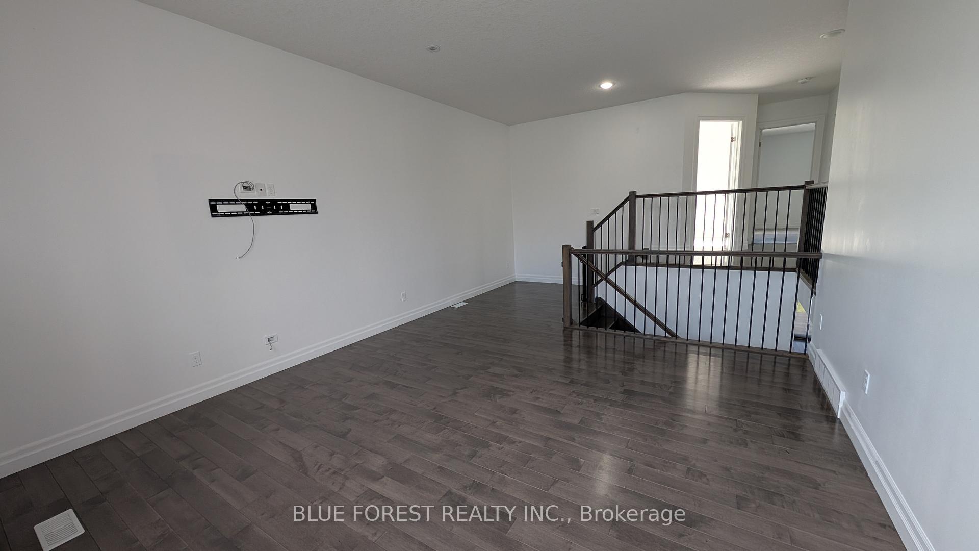 Photo 25 of 3319 Regiment Road, London, South V — HOMEH