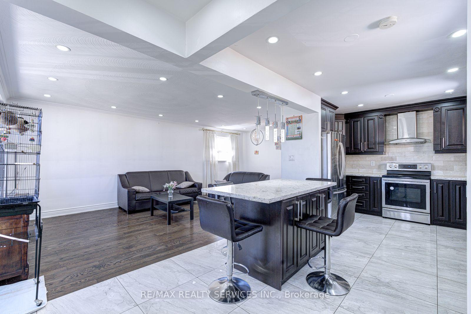 Photo 8 of 7558 Rockhill Road, Mississauga, Malton — HOMEH