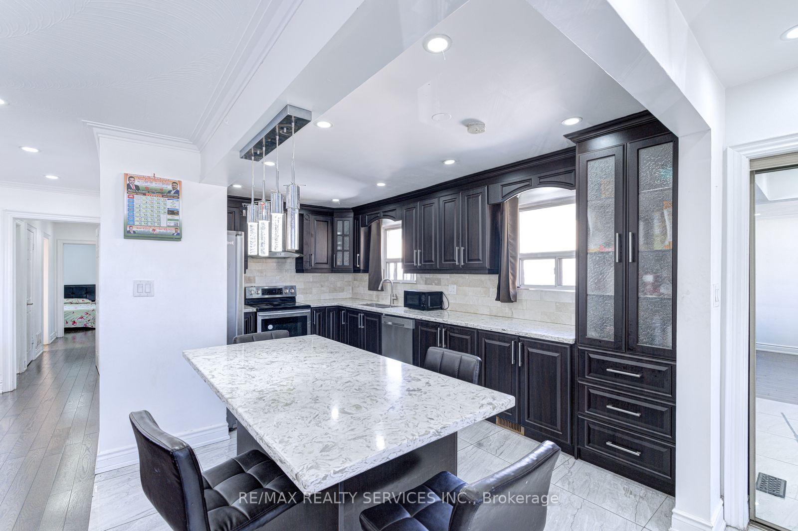 Photo 9 of 7558 Rockhill Road, Mississauga, Malton — HOMEH