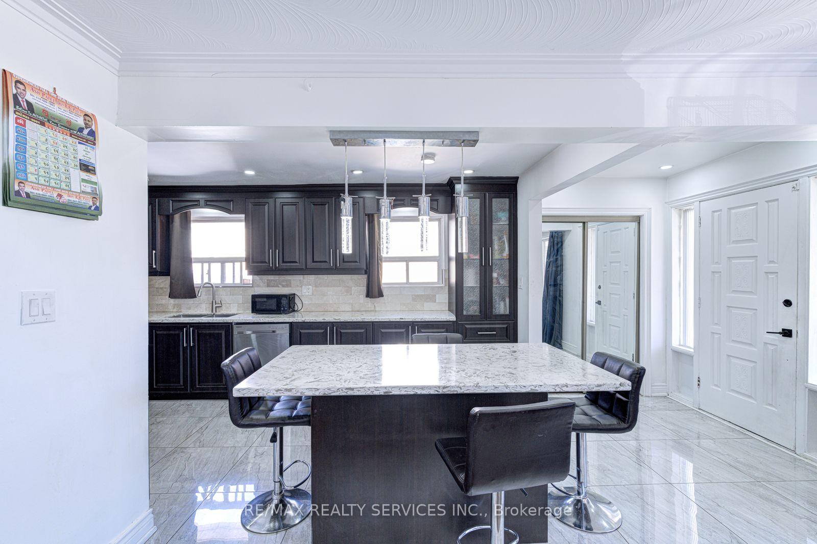 Photo 10 of 7558 Rockhill Road, Mississauga, Malton — HOMEH