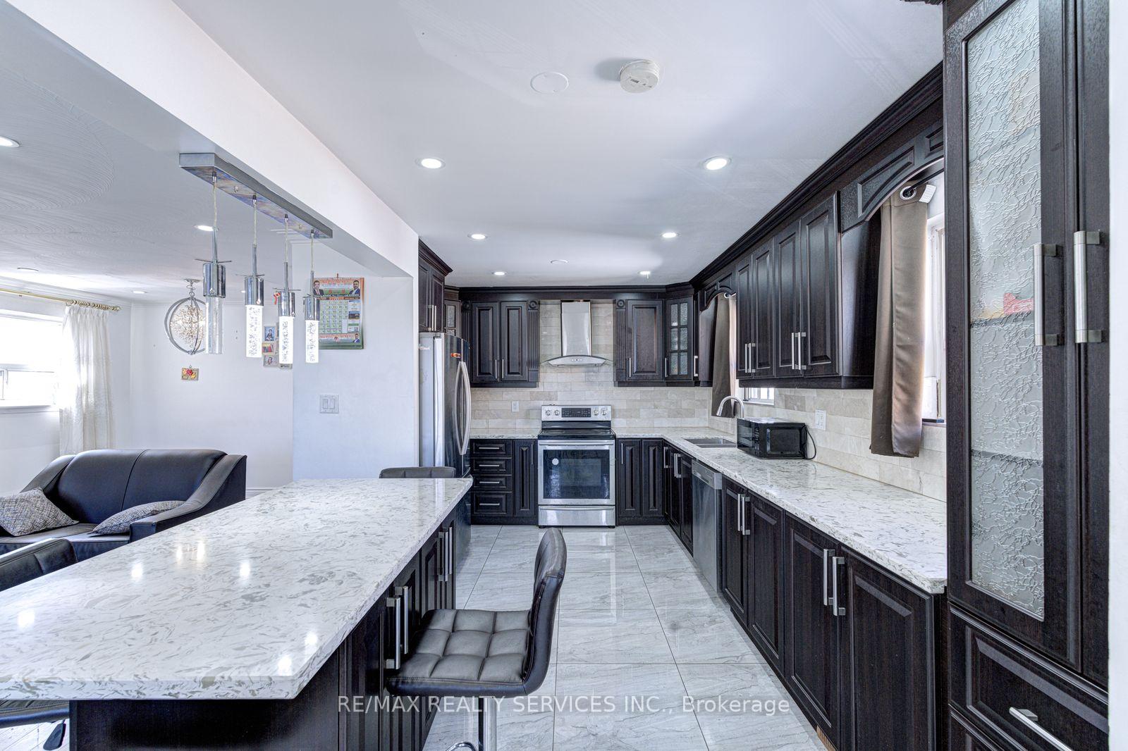 Photo 11 of 7558 Rockhill Road, Mississauga, Malton — HOMEH