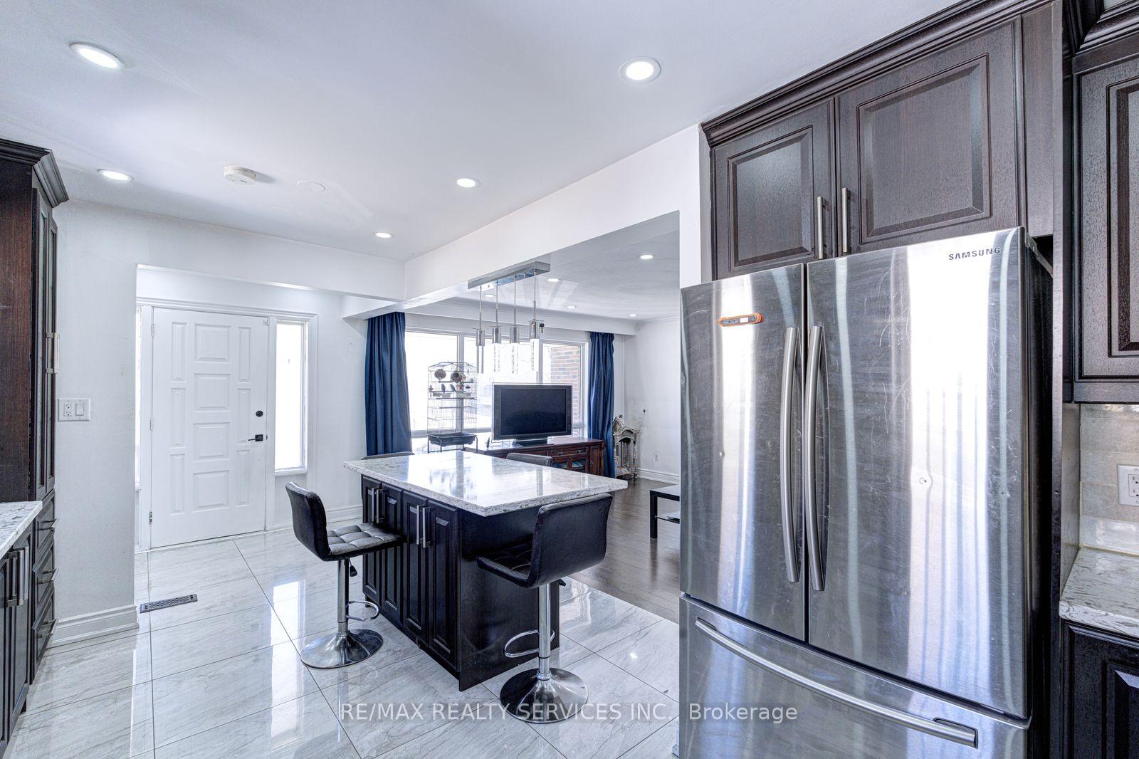 Photo 12 of 7558 Rockhill Road, Mississauga, Malton — HOMEH