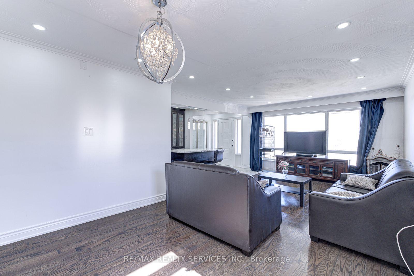 Photo 15 of 7558 Rockhill Road, Mississauga, Malton — HOMEH
