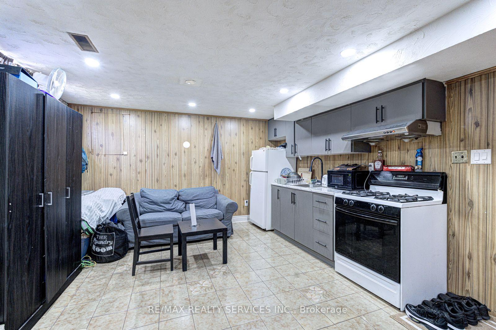 Photo 25 of 7558 Rockhill Road, Mississauga, Malton — HOMEH