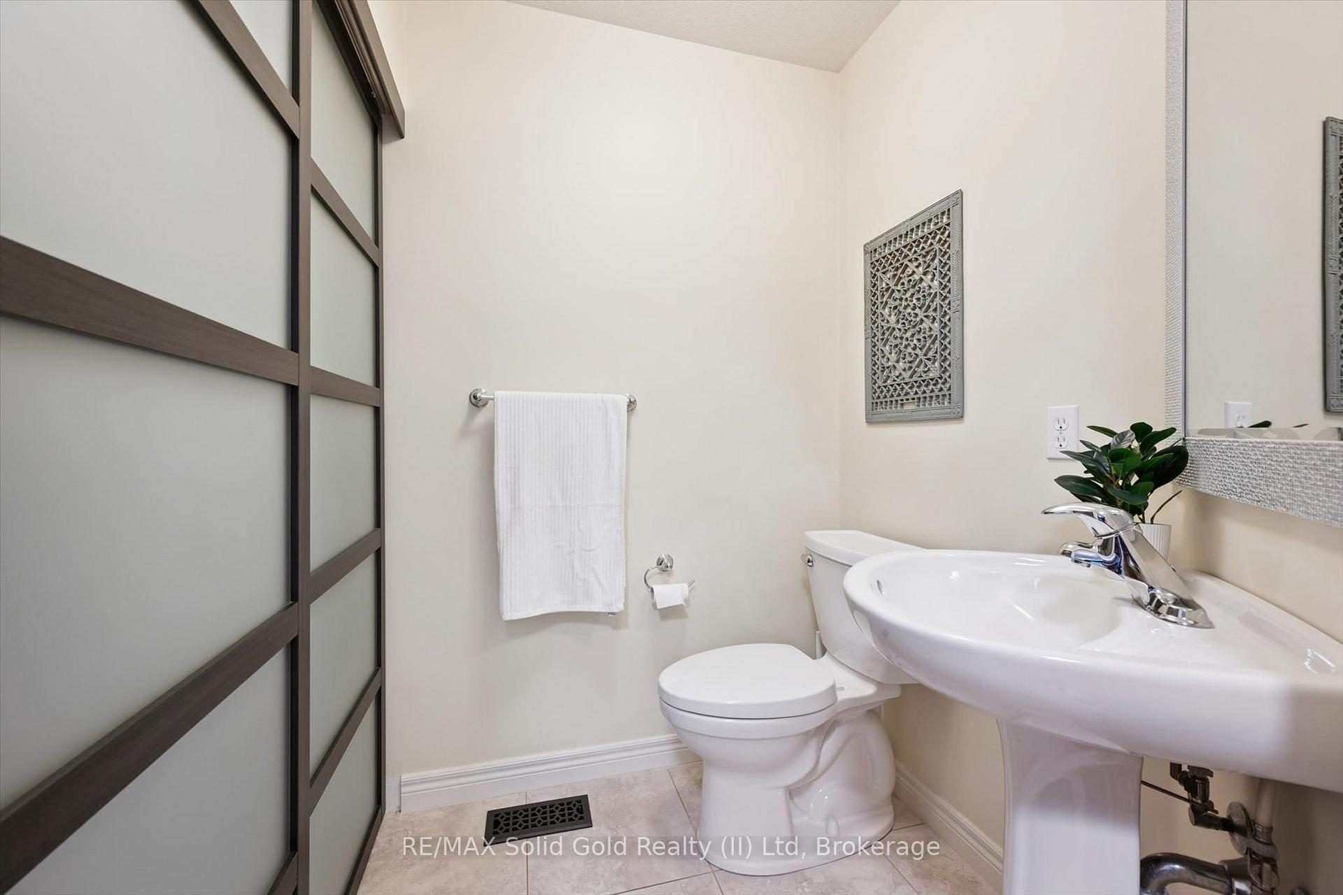Photo 5 of 642 Interlaken Drive, Waterloo, Clair Hills — HOMEH