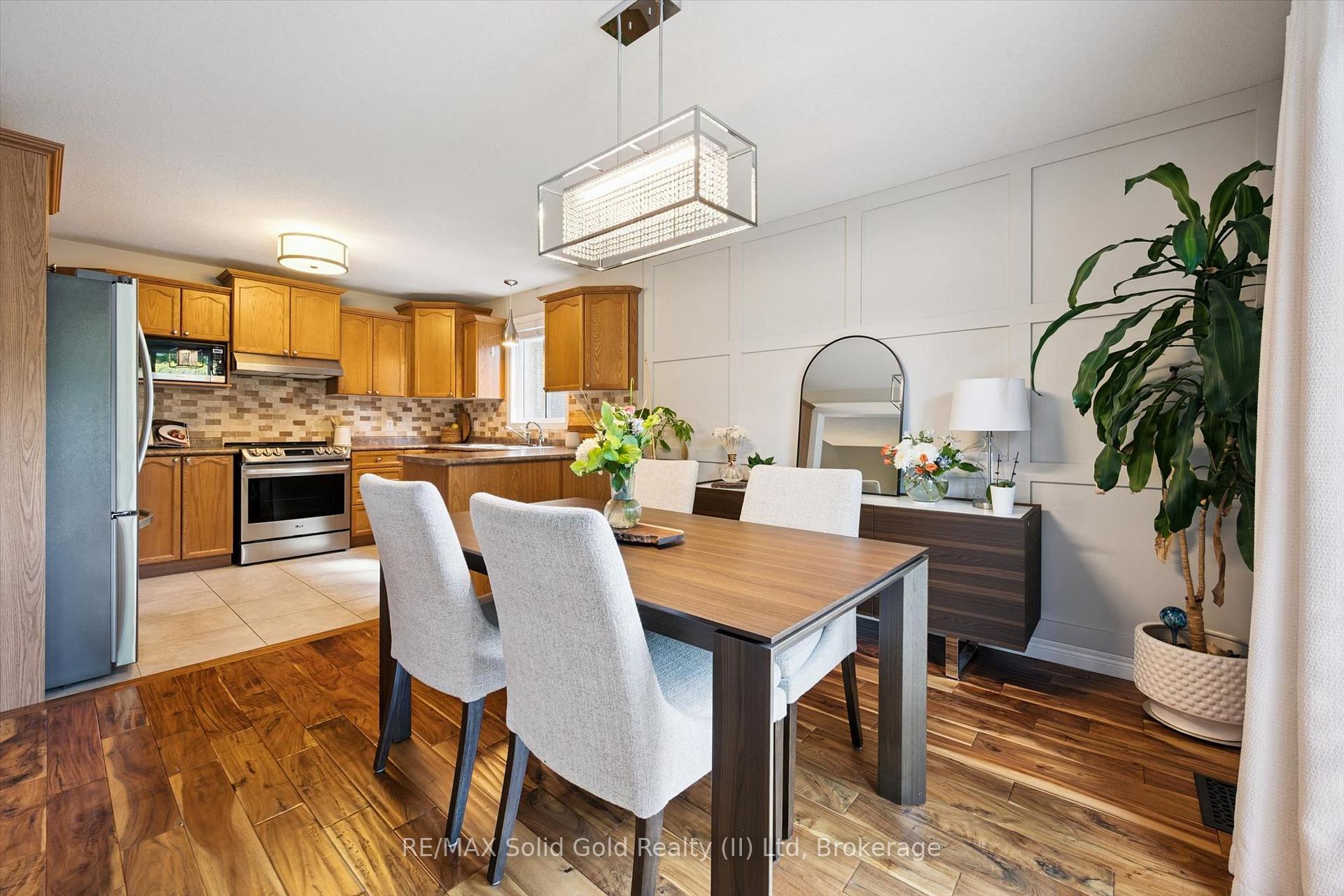 Photo 12 of 642 Interlaken Drive, Waterloo, Clair Hills — HOMEH