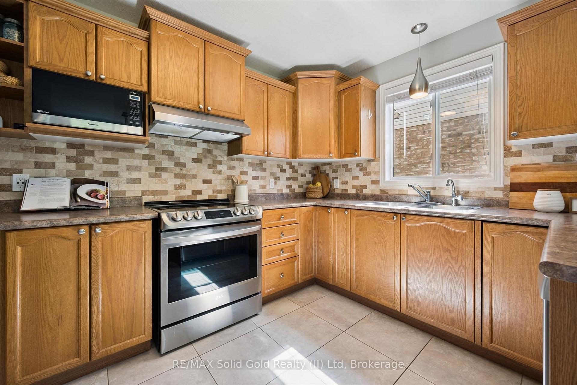 Photo 14 of 642 Interlaken Drive, Waterloo, Clair Hills — HOMEH