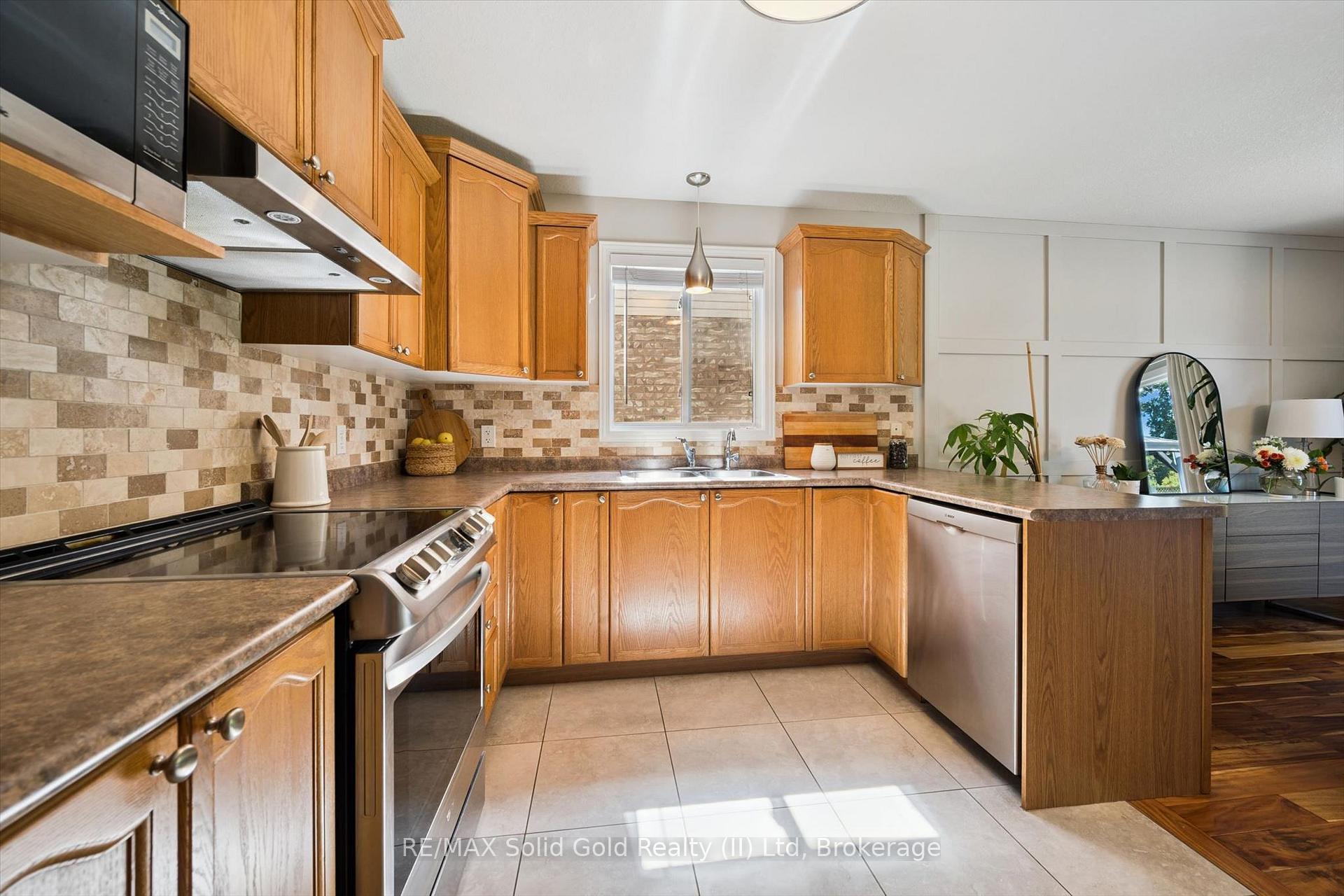 Photo 15 of 642 Interlaken Drive, Waterloo, Clair Hills — HOMEH