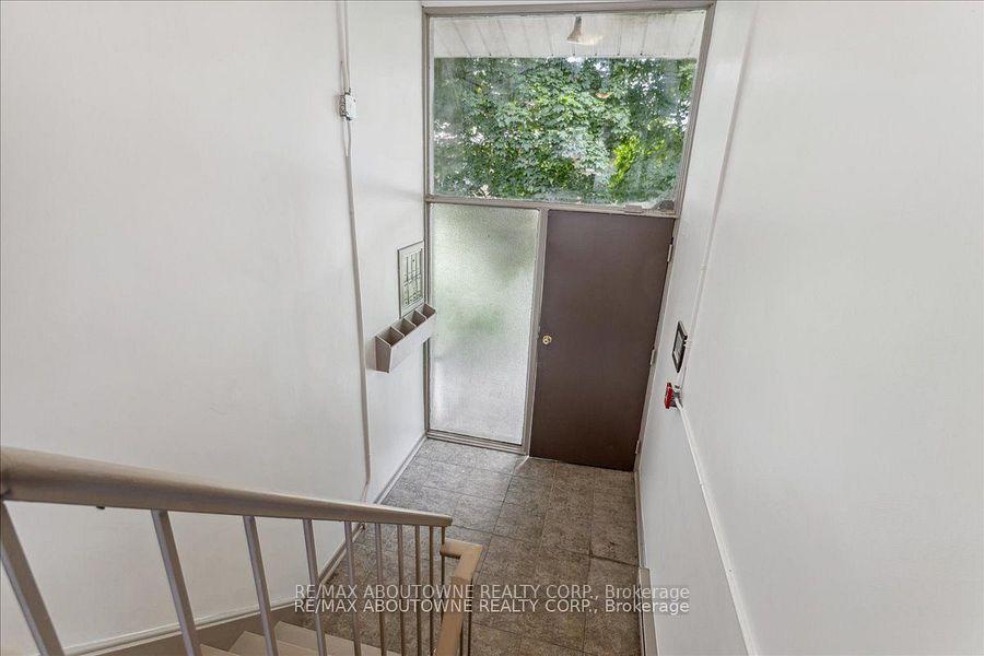 Photo 6 of Unit 4, 2344 Queensway Drive, Burlington, Freeman — HOMEH