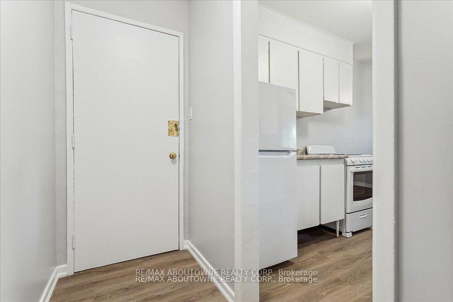 Photo 9 of Unit 4, 2344 Queensway Drive, Burlington, Freeman — HOMEH