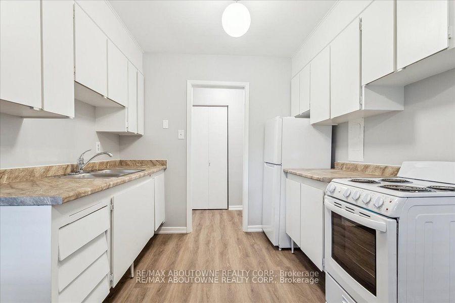 Photo 11 of Unit 4, 2344 Queensway Drive, Burlington, Freeman — HOMEH