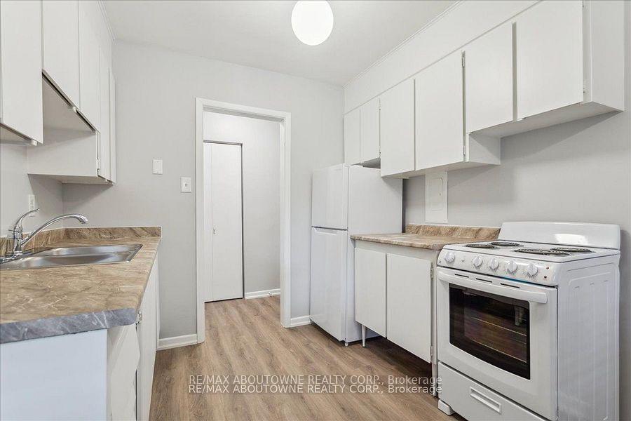 Photo 12 of Unit 4, 2344 Queensway Drive, Burlington, Freeman — HOMEH