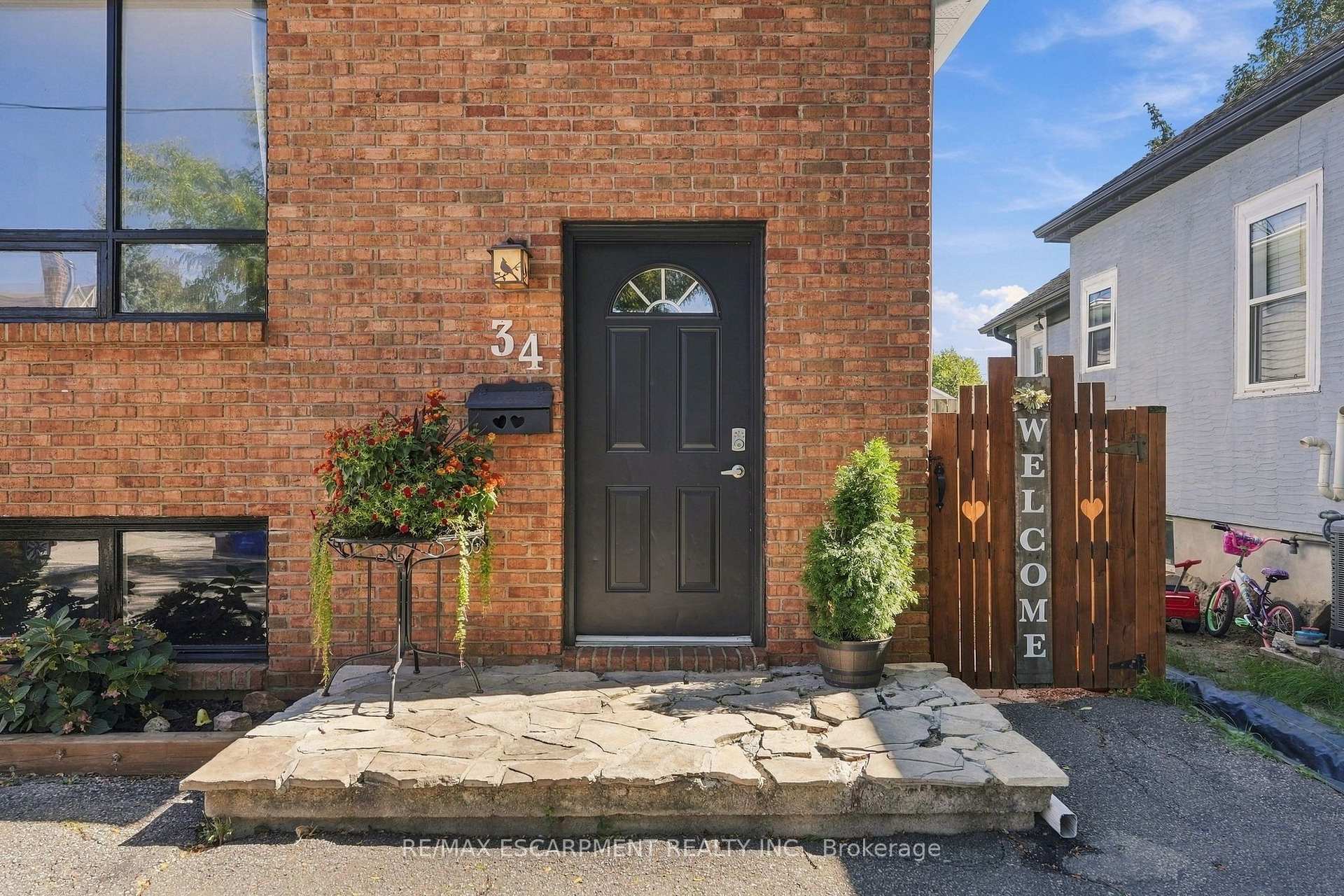 Photo 3 of 34 Grantham Avenue S, St. Catharines, Port Weller — HOMEH