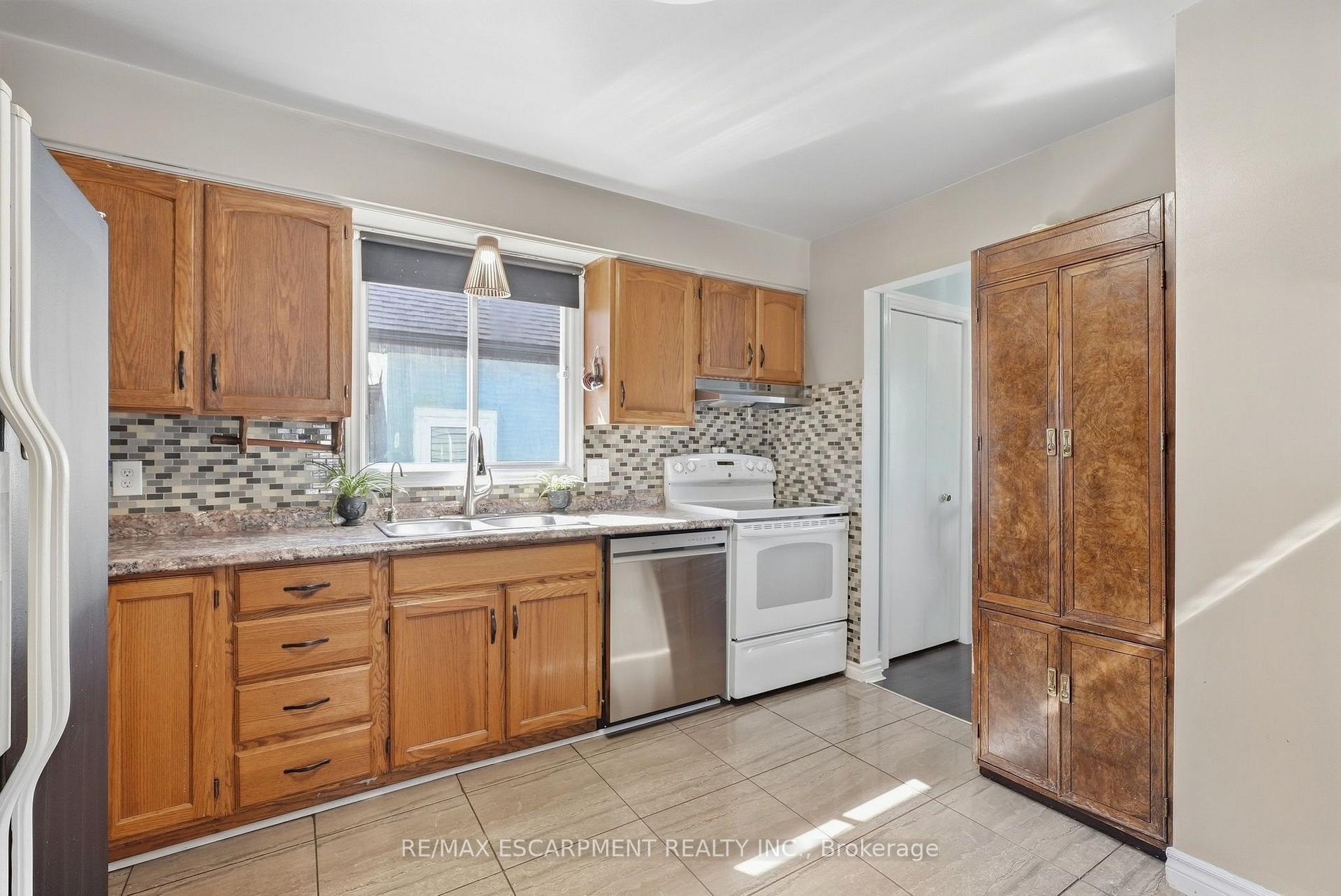 Photo 18 of 34 Grantham Avenue S, St. Catharines, Port Weller — HOMEH