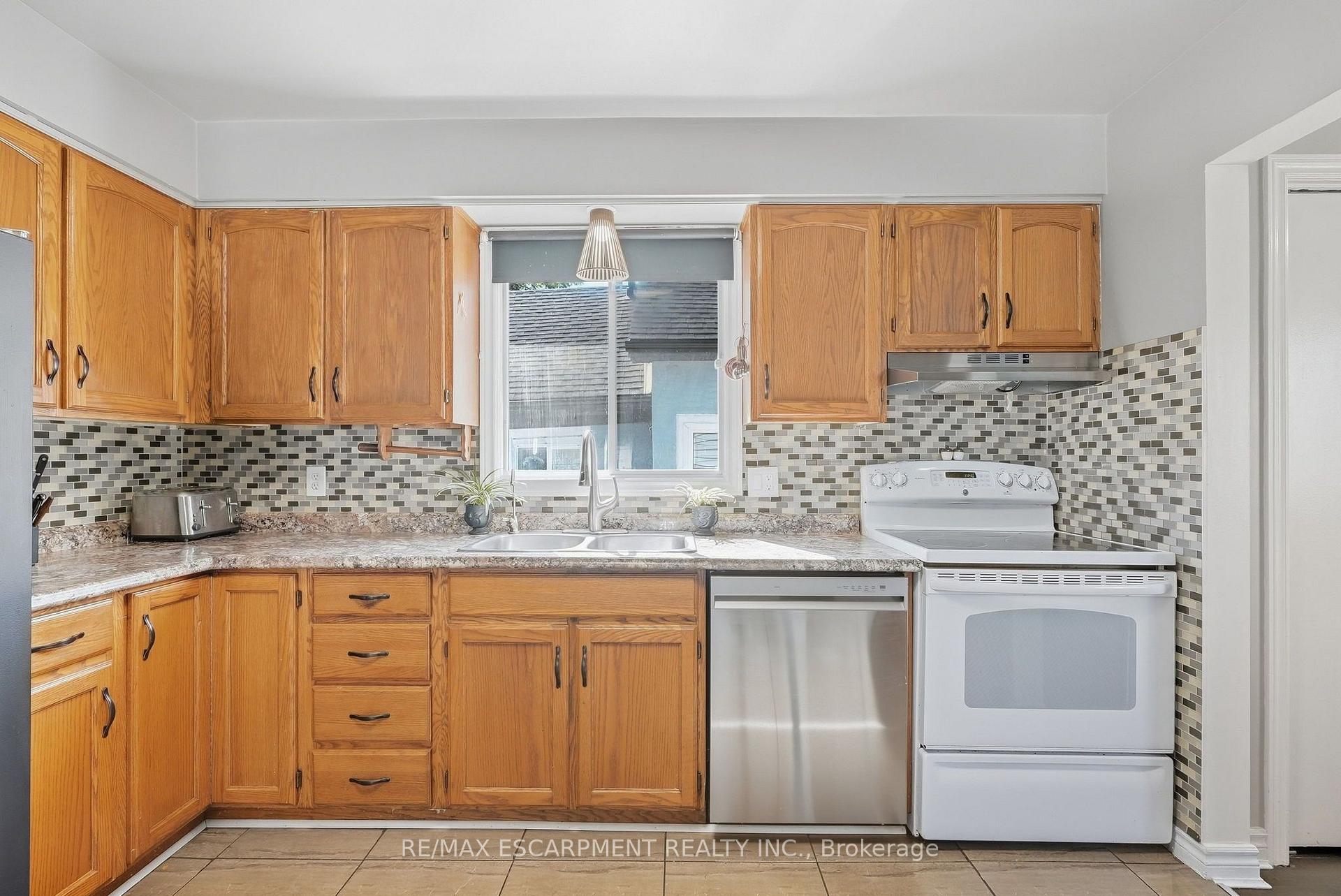 Photo 19 of 34 Grantham Avenue S, St. Catharines, Port Weller — HOMEH