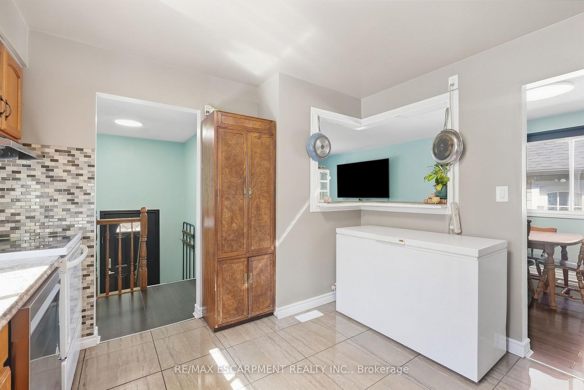 Photo 24 of 34 Grantham Avenue S, St. Catharines, Port Weller — HOMEH