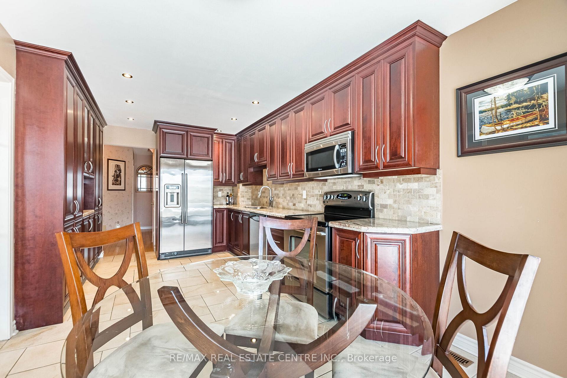 Photo 10 of 82 Candy Crescent, Brampton, Northwood Park — HOMEH