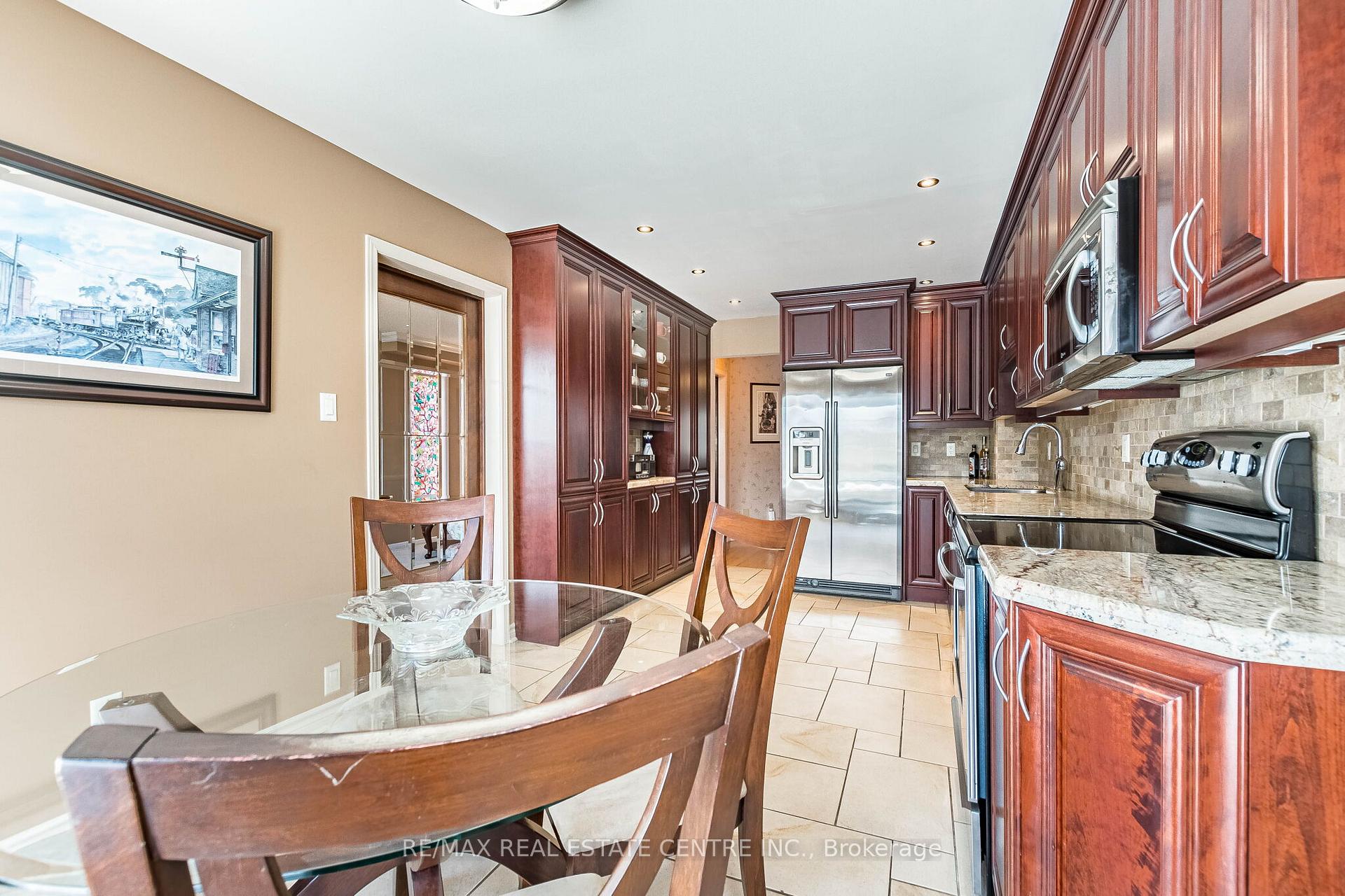 Photo 11 of 82 Candy Crescent, Brampton, Northwood Park — HOMEH