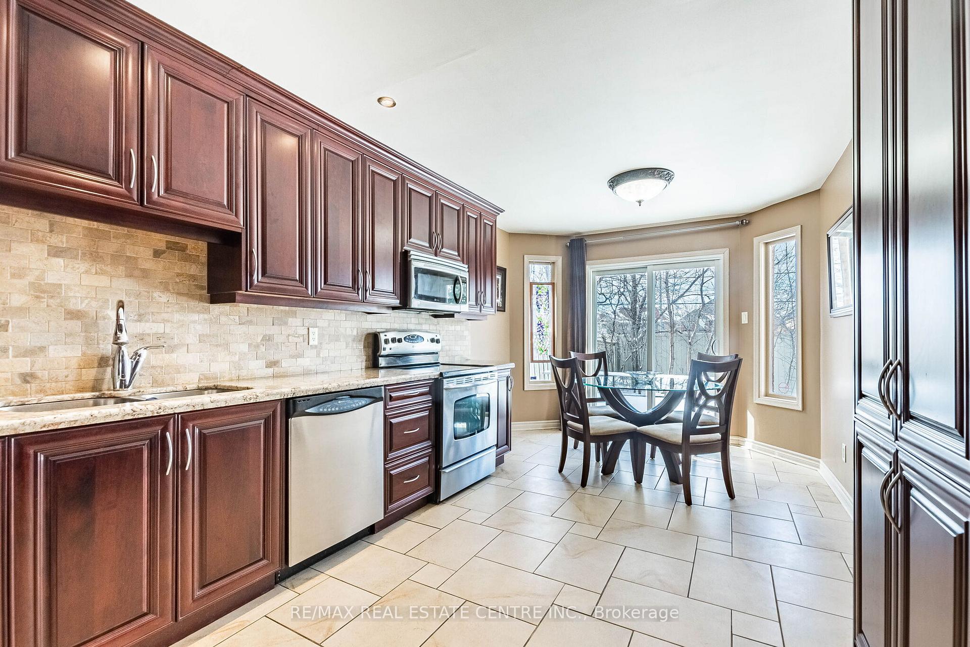 Photo 13 of 82 Candy Crescent, Brampton, Northwood Park — HOMEH