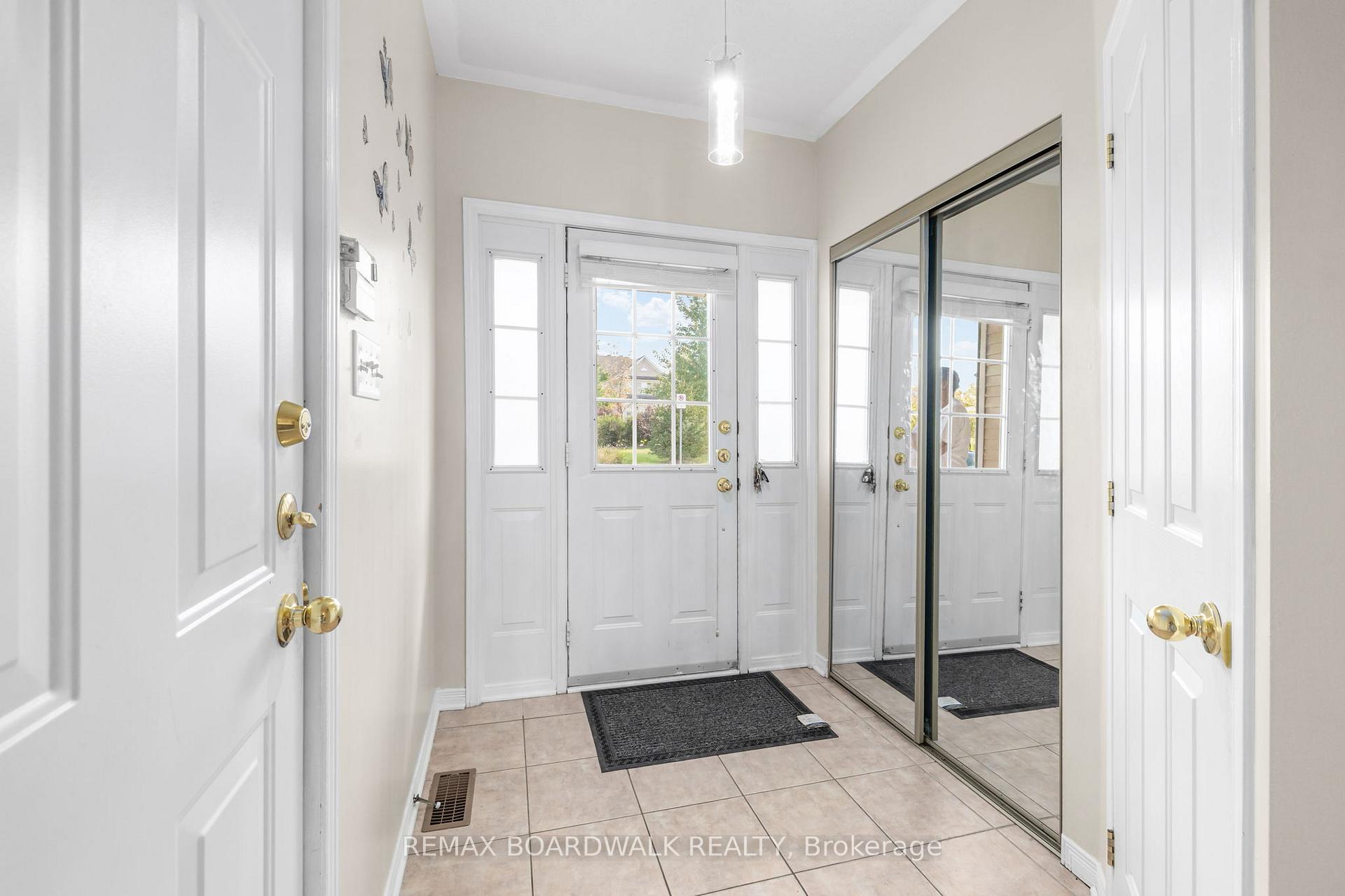 Photo 3 of 21 Kirkstone Private, Ottawa, Barrhaven - Stonebridge — HOMEH