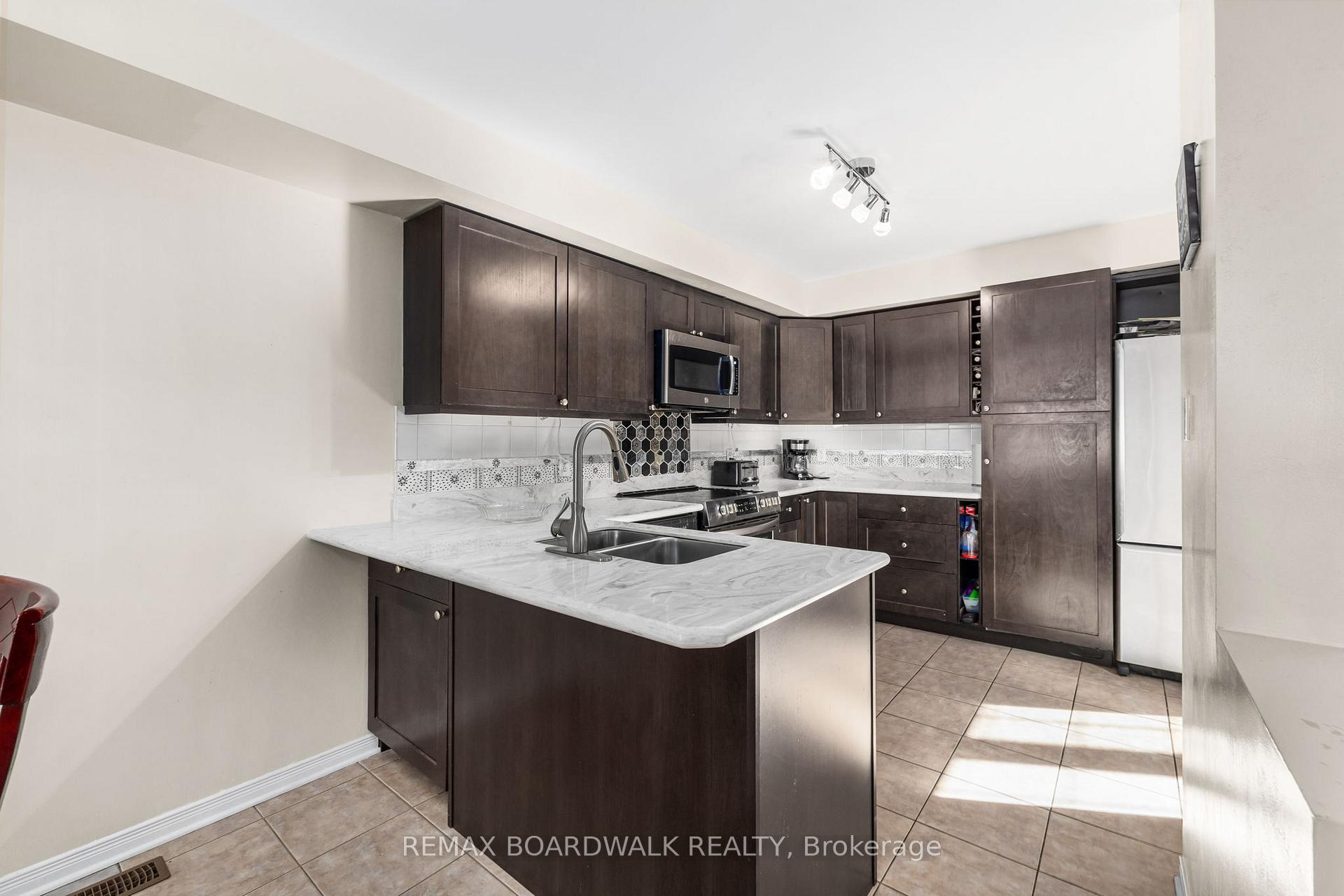 Photo 13 of 21 Kirkstone Private, Ottawa, Barrhaven - Stonebridge — HOMEH