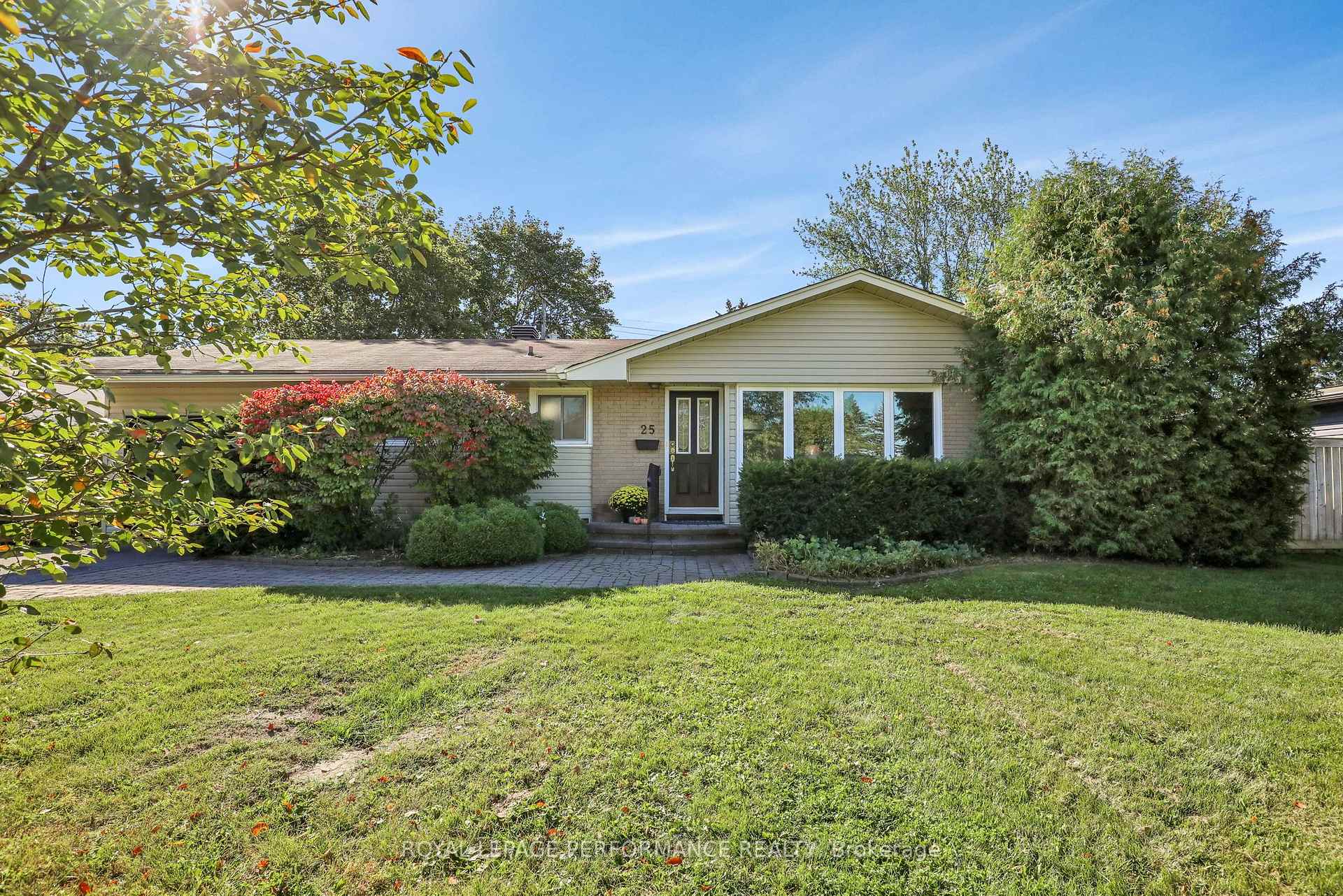 Photo 2 of 25 Thorncliff Place, Ottawa, Lynwood Village — HOMEH