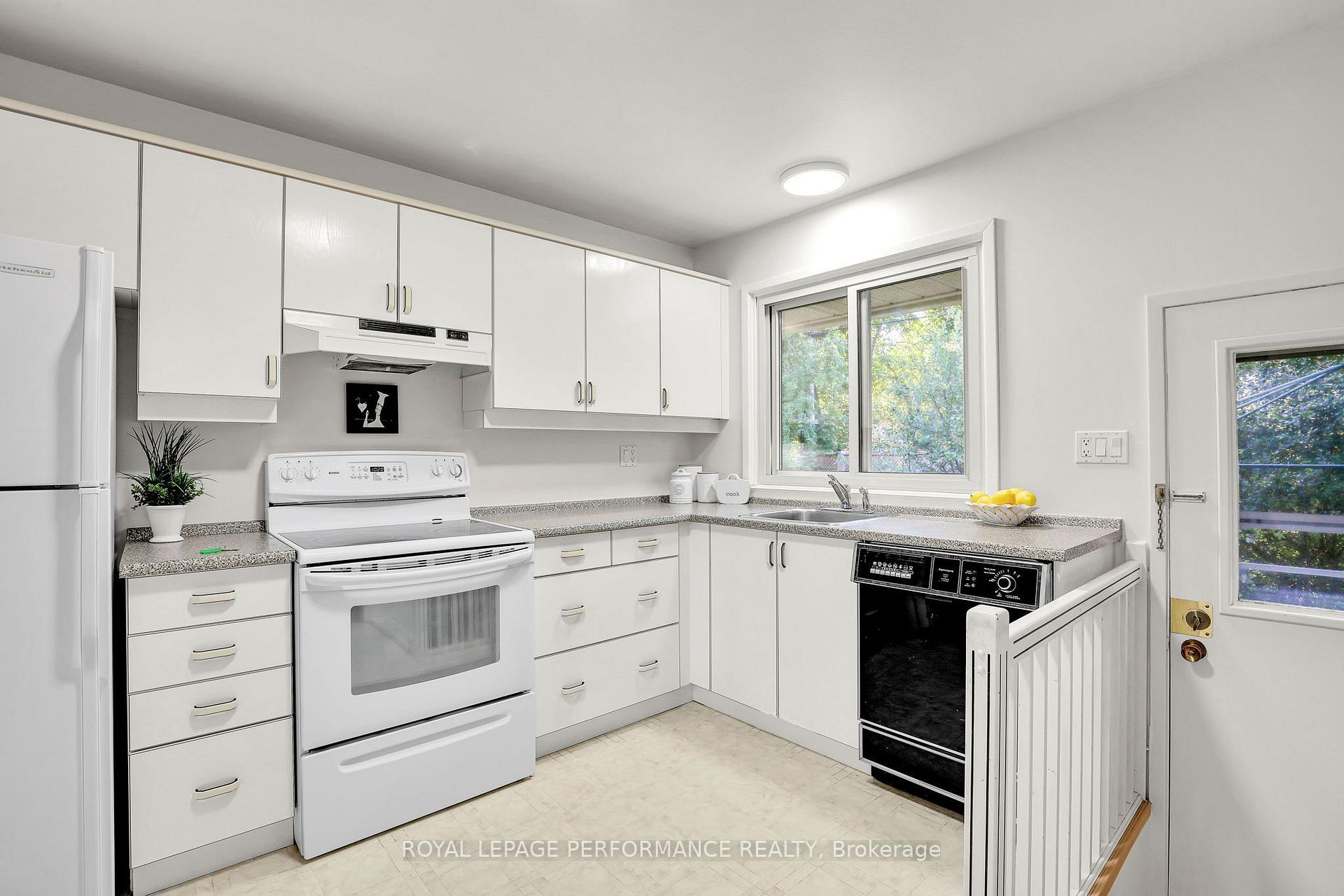 Photo 11 of 25 Thorncliff Place, Ottawa, Lynwood Village — HOMEH