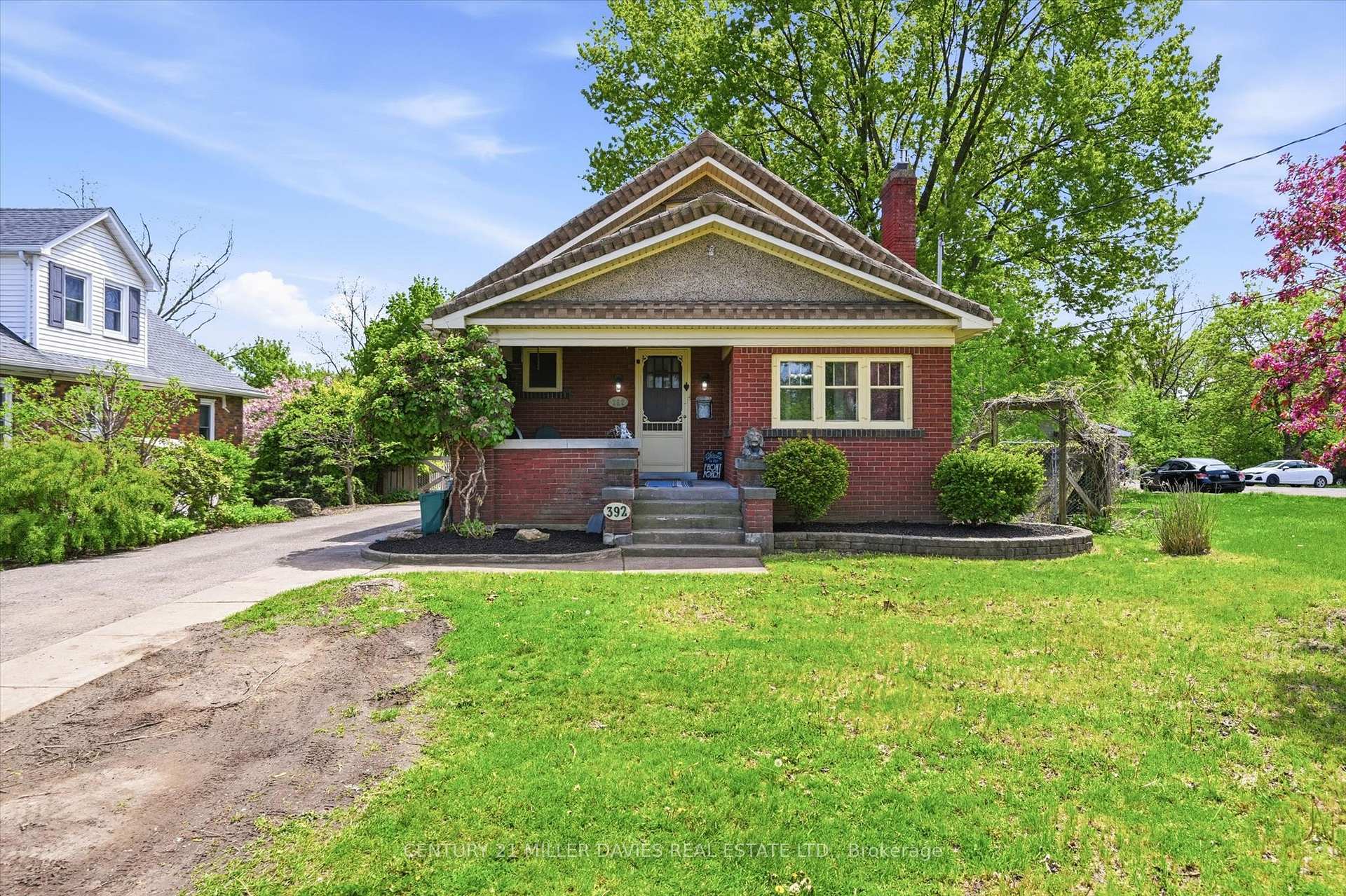 Photo 3 of 392 Queenston Street, St. Catharines, Secord Woods — HOMEH