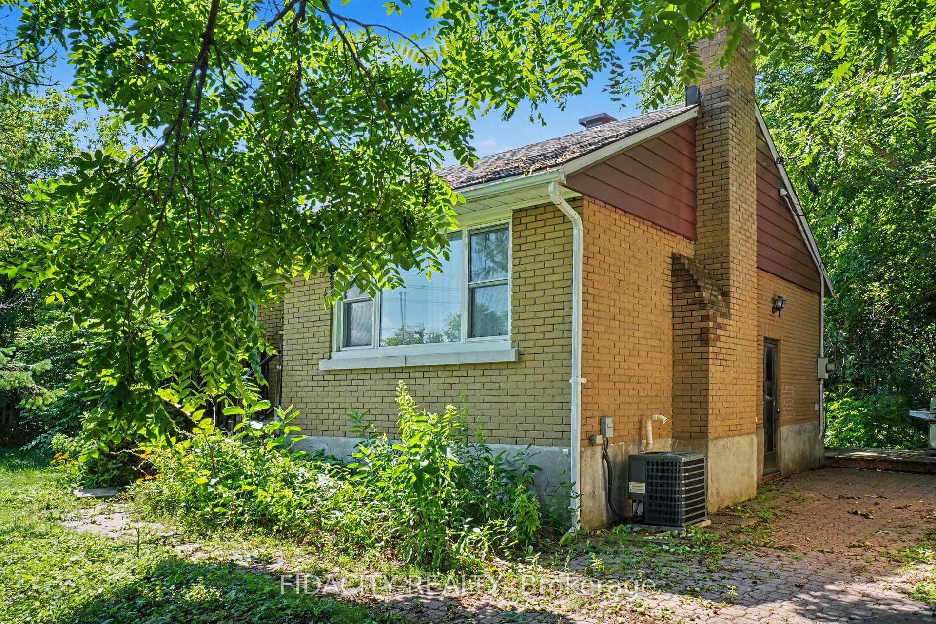 Photo 4 of 6 Malcolm Place, Ottawa, Meadowlands/Crestview — HOMEH