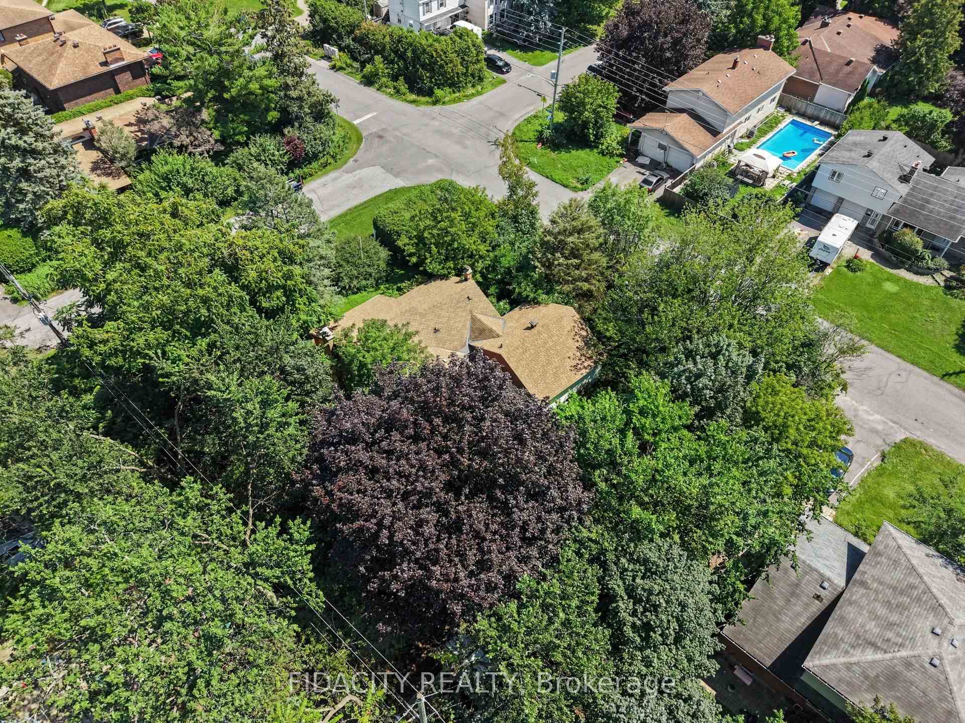 Photo 13 of 6 Malcolm Place, Ottawa, Meadowlands/Crestview — HOMEH