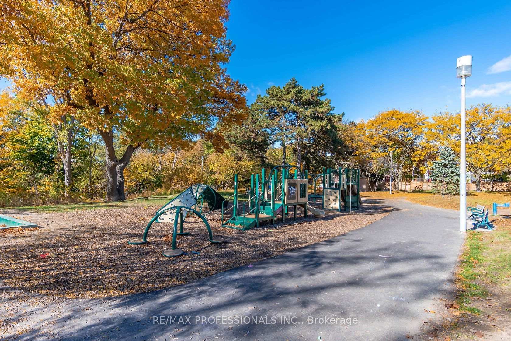 Photo 9 of 25 Methuen Avenue, Toronto, Lambton Baby Point — HOMEH