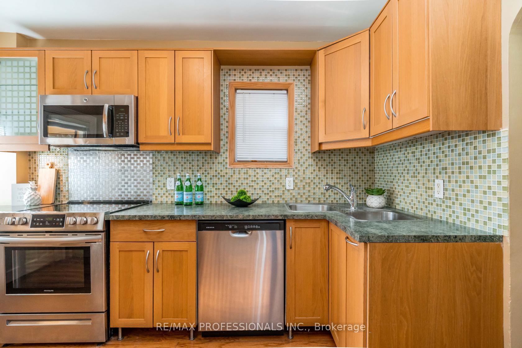 Photo 19 of 25 Methuen Avenue, Toronto, Lambton Baby Point — HOMEH