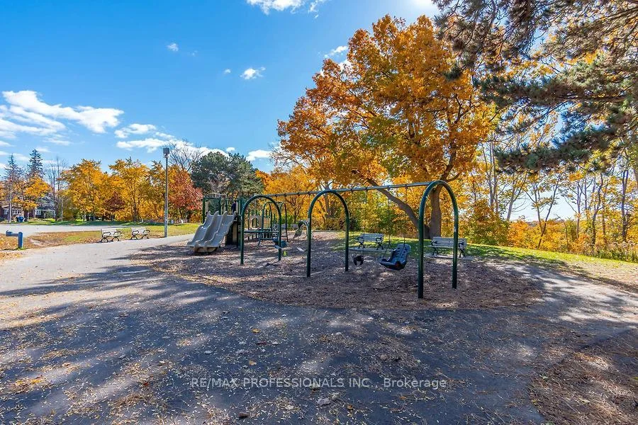 Photo 8 of 25 Methuen Avenue, Toronto, Lambton Baby Point — HOMEH