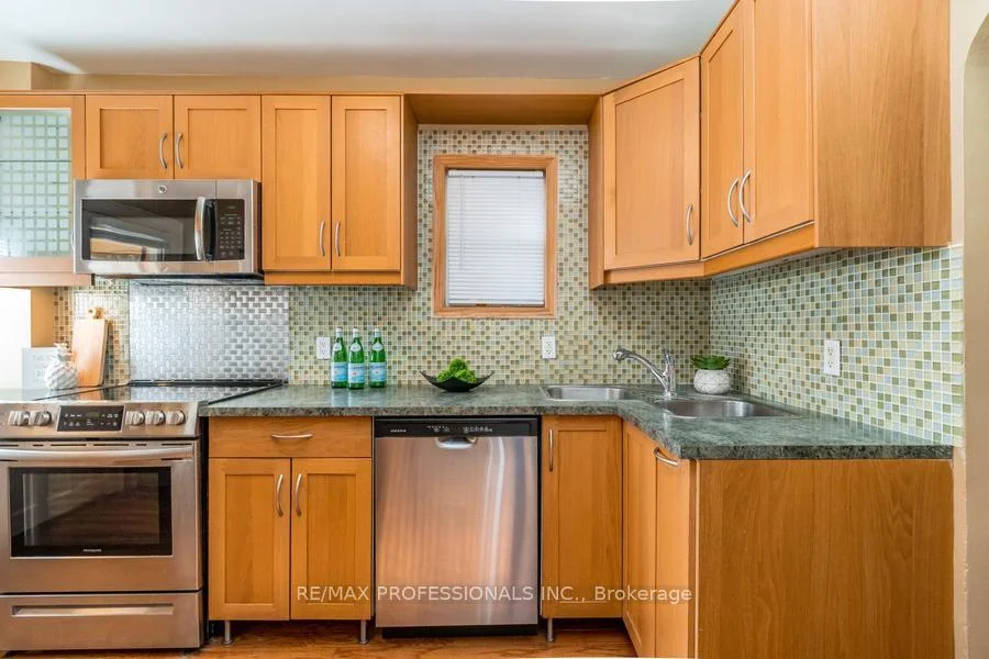 Photo 20 of 25 Methuen Avenue, Toronto, Lambton Baby Point — HOMEH