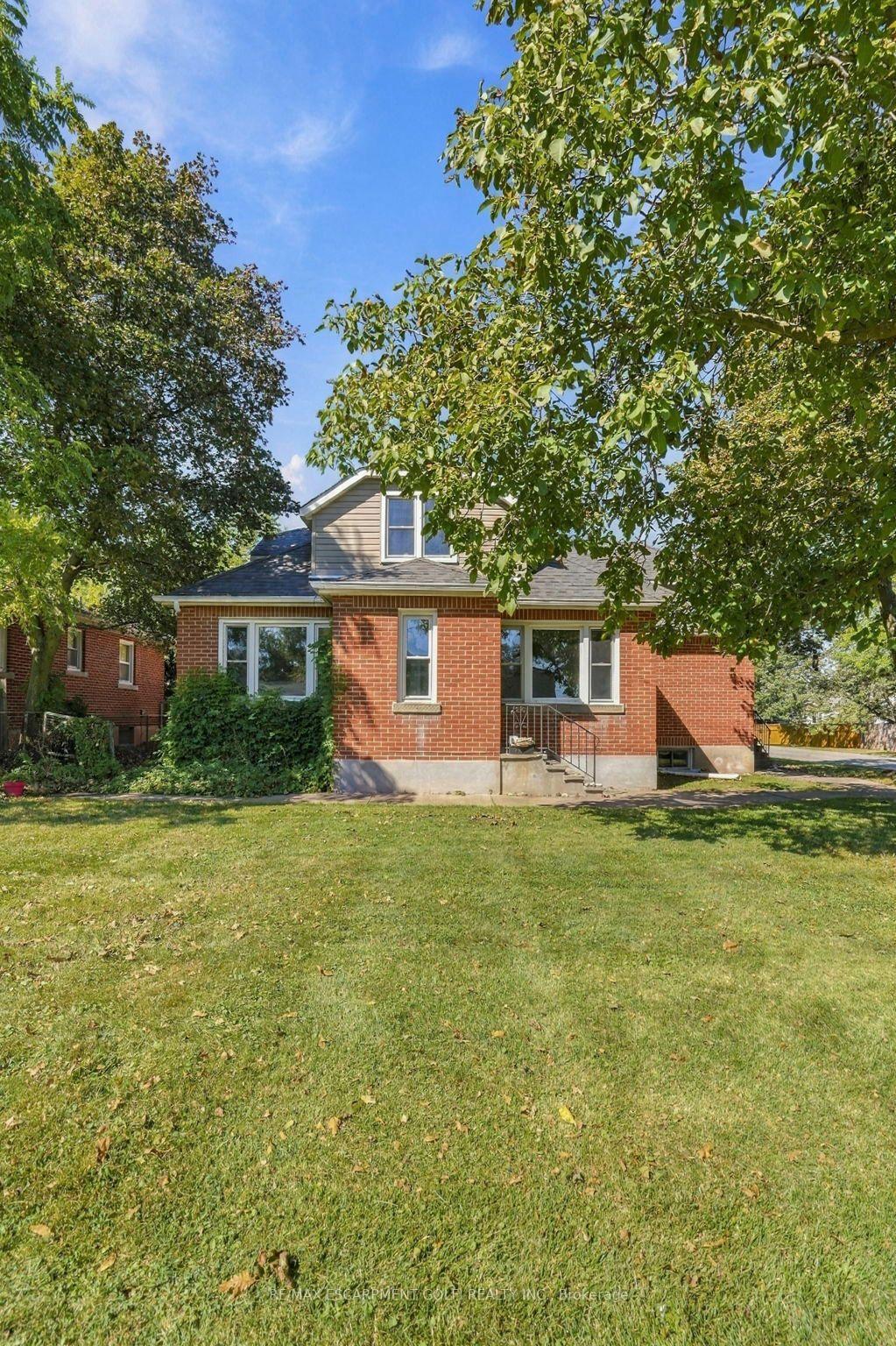 Photo 2 of Unit B, 20 Cherryhill Drive, Grimsby, Grimsby Escarpment — HOMEH