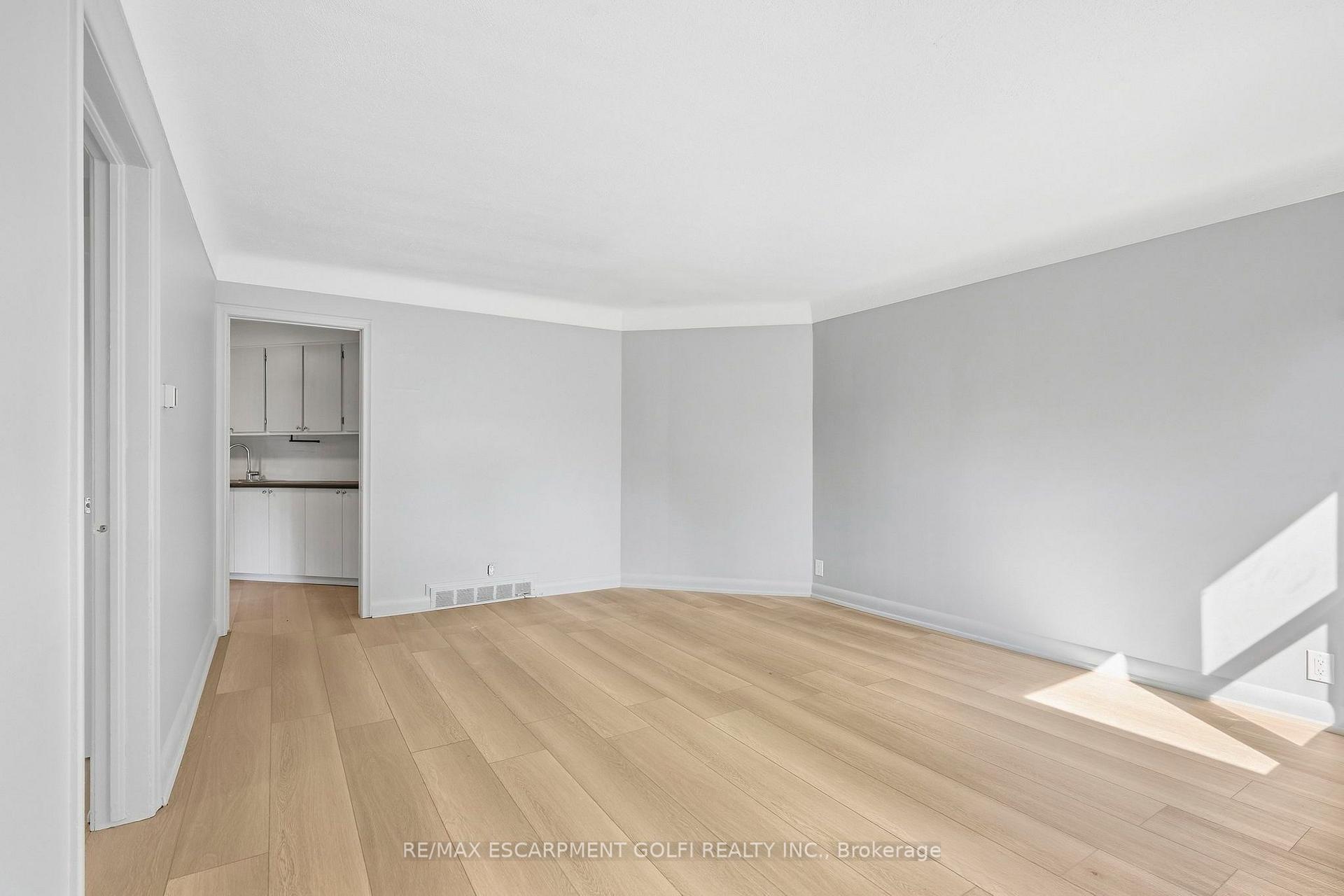 Photo 4 of Unit B, 20 Cherryhill Drive, Grimsby, Grimsby Escarpment — HOMEH