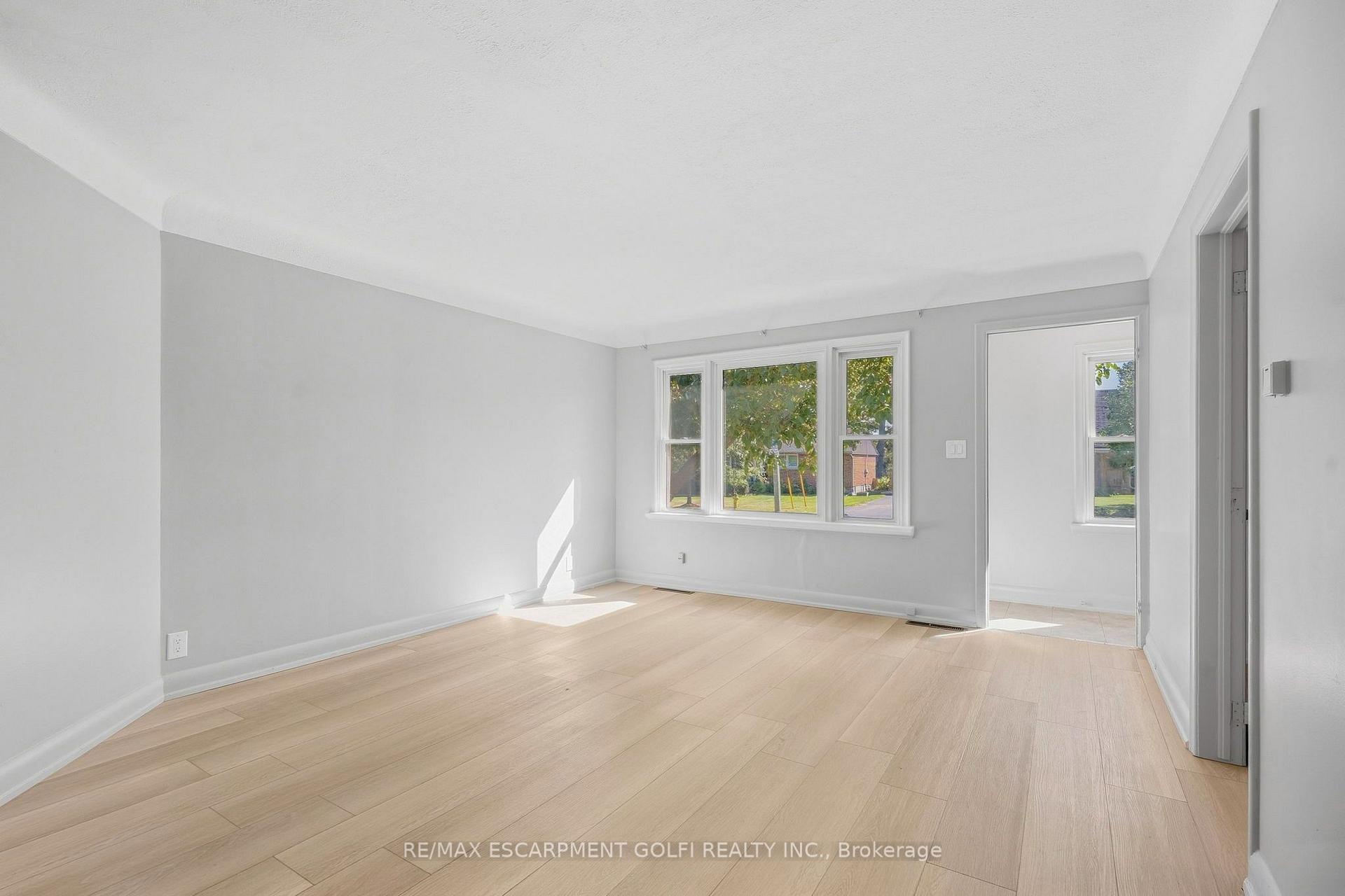 Photo 5 of Unit B, 20 Cherryhill Drive, Grimsby, Grimsby Escarpment — HOMEH