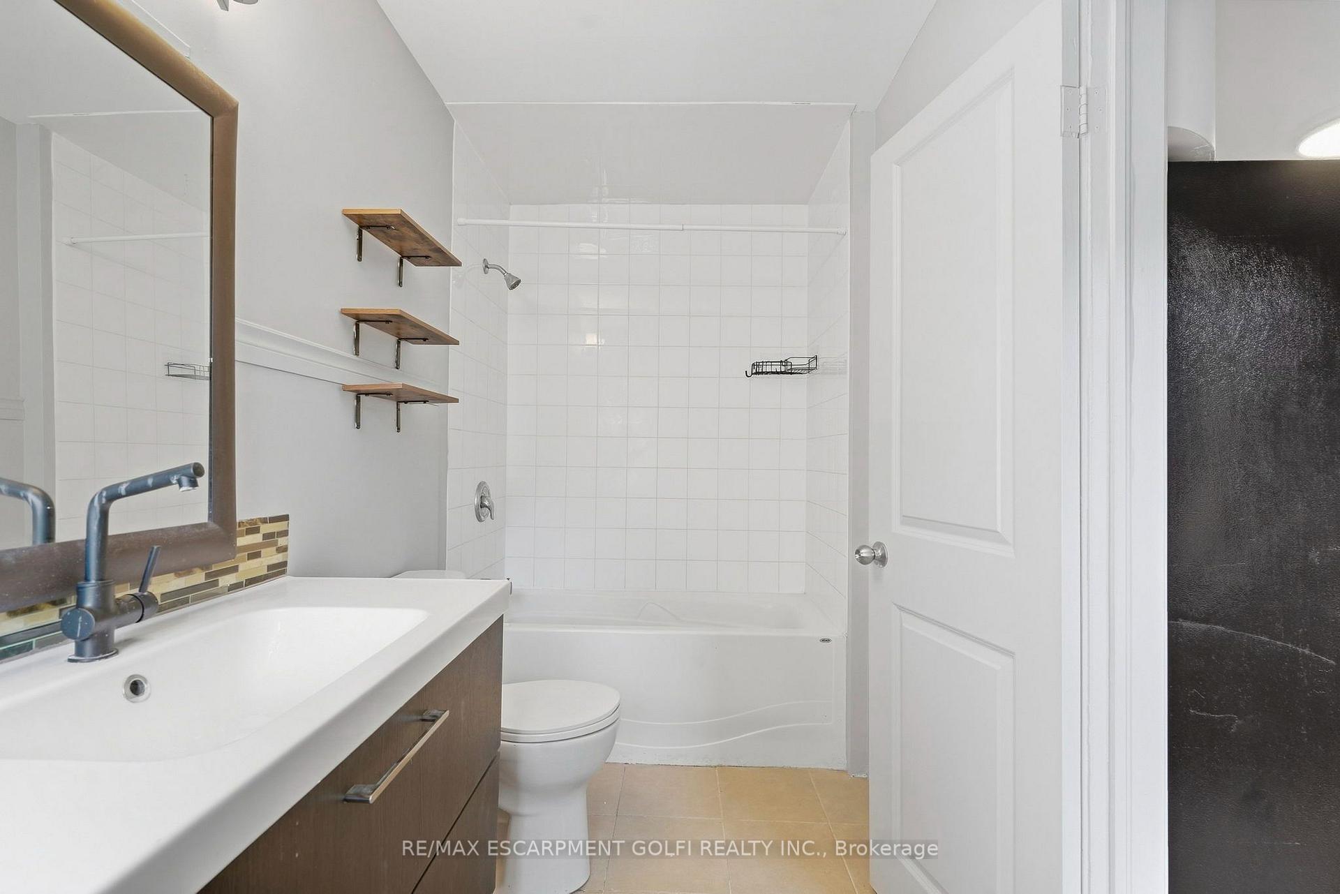 Photo 8 of Unit B, 20 Cherryhill Drive, Grimsby, Grimsby Escarpment — HOMEH
