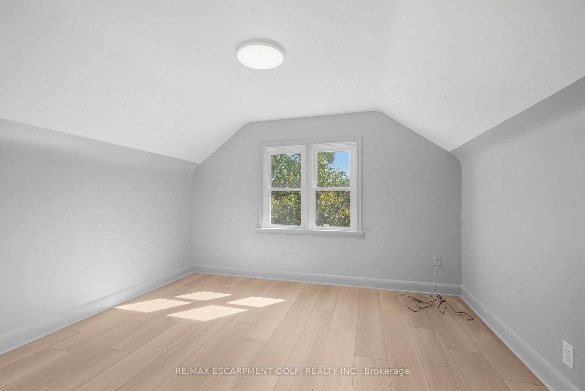 Photo 10 of Unit B, 20 Cherryhill Drive, Grimsby, Grimsby Escarpment — HOMEH