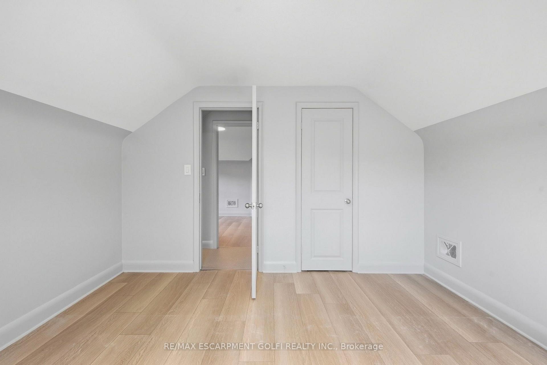 Photo 11 of Unit B, 20 Cherryhill Drive, Grimsby, Grimsby Escarpment — HOMEH